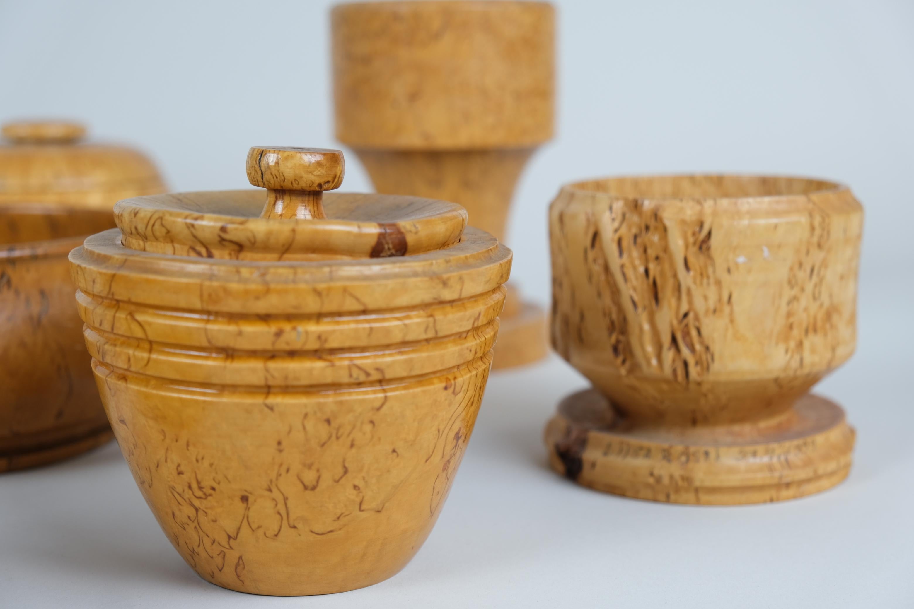 Finlandais Magnifique ensemble de 9 coffrets et bols uniques en bouleau frisé, Finlande, 20e siècle en vente
