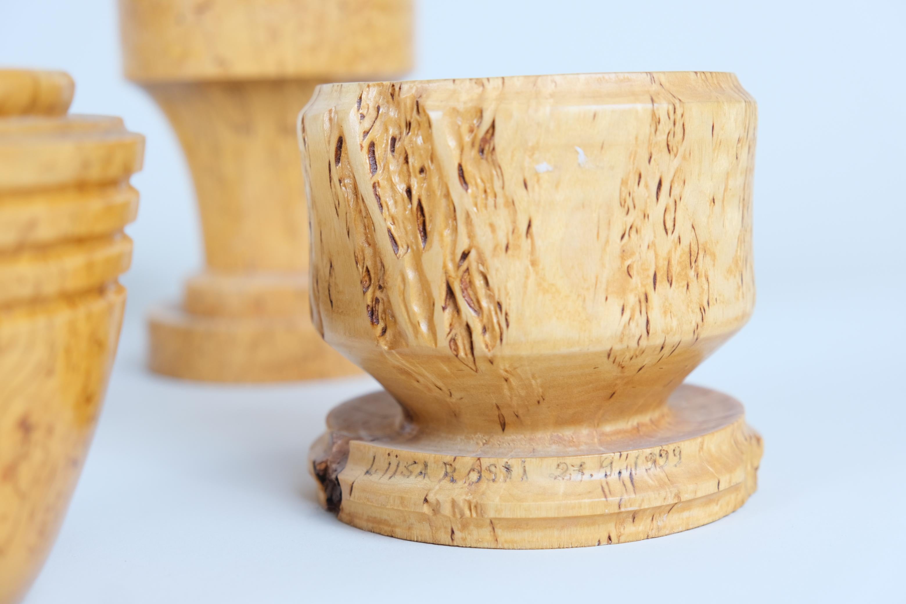 Magnifique ensemble de 9 coffrets et bols uniques en bouleau frisé, Finlande, 20e siècle Bon état - En vente à Helsinki, FI