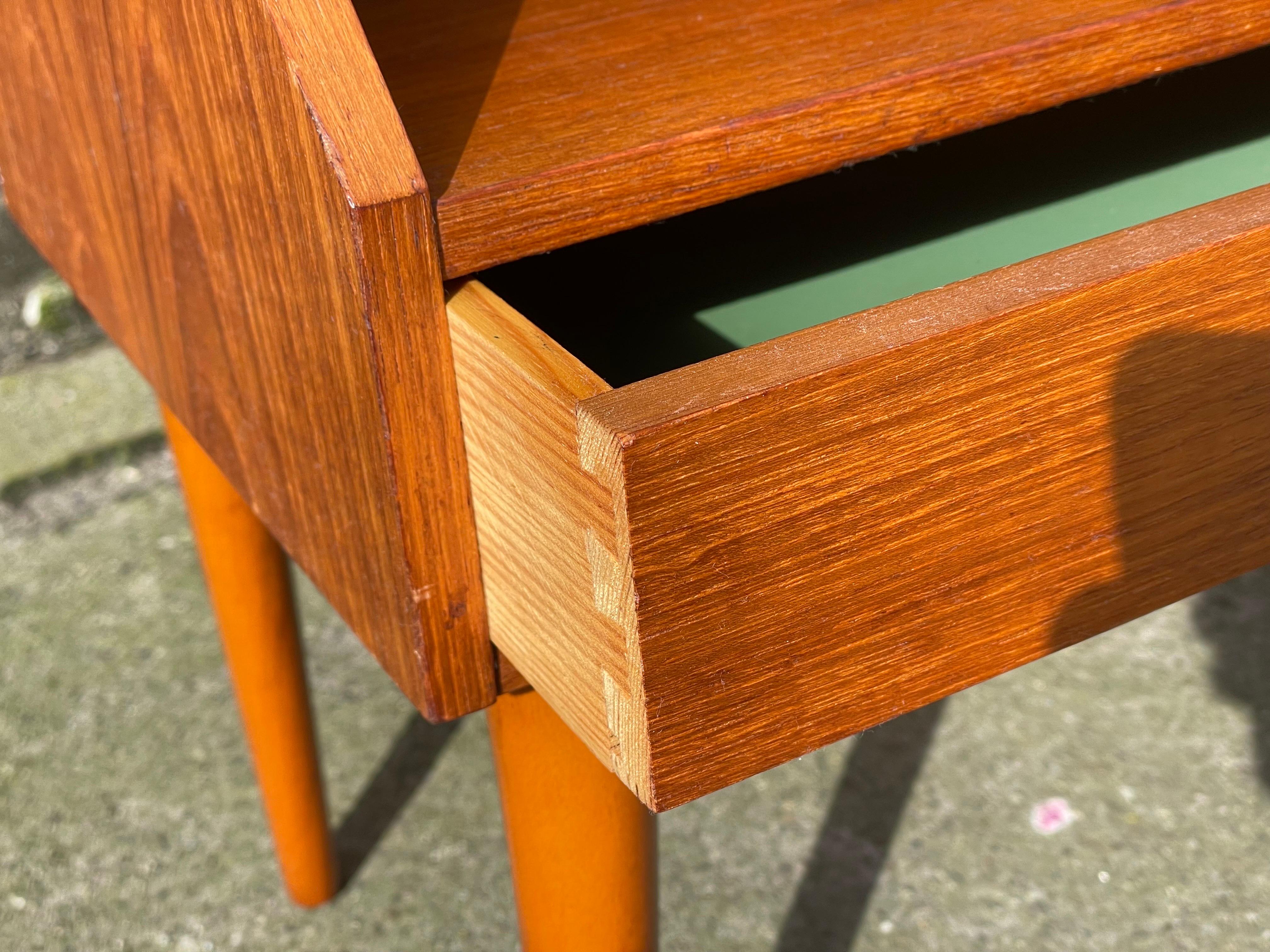Beautiful Set of Classic Danish 1960s Teak Nightstands For Sale 3
