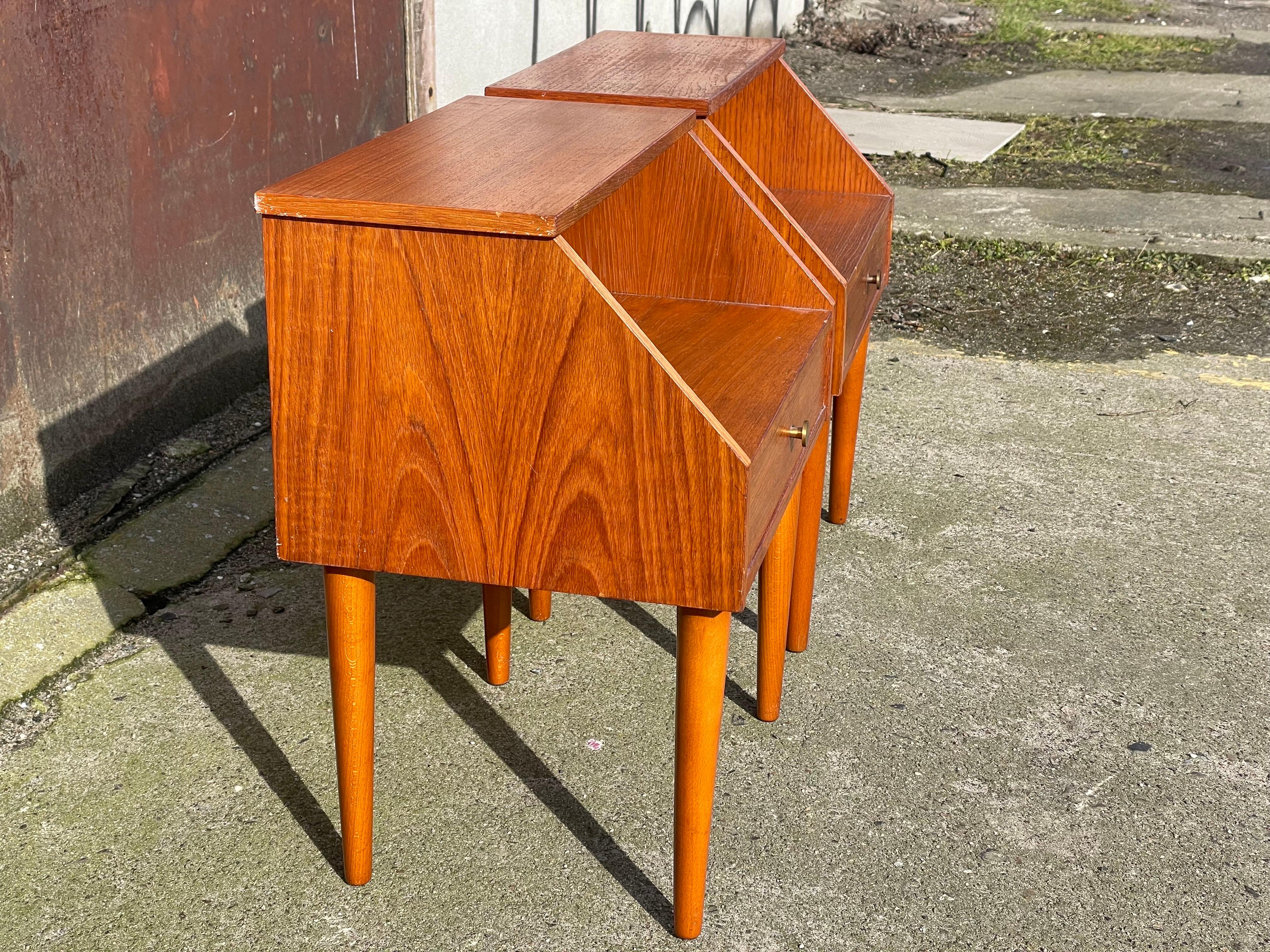 Beautiful Set of Classic Danish 1960s Teak Nightstands For Sale 4