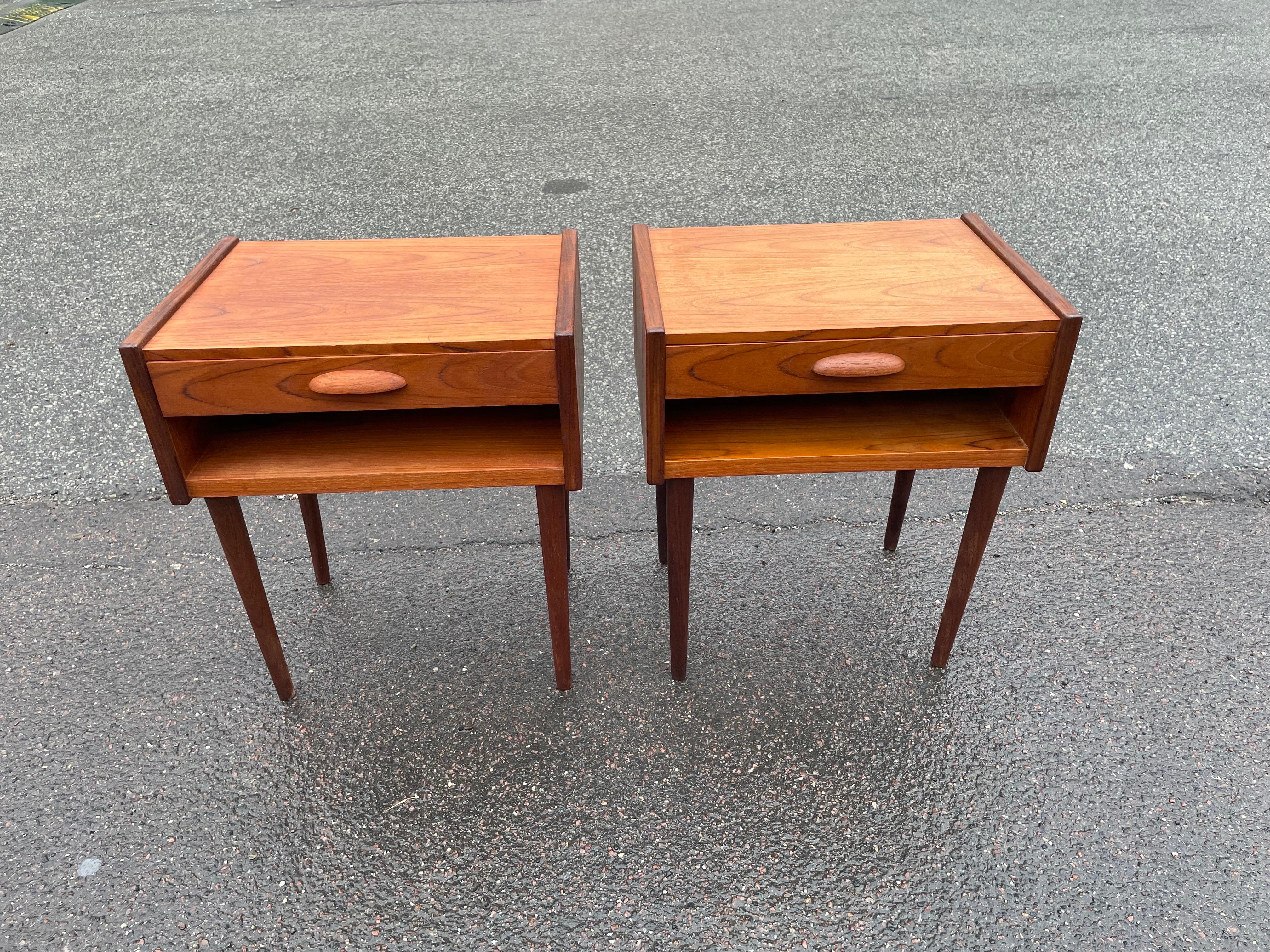 A beautiful set of Danish Mid century modern teak night stands from the 1960´s For Sale 6