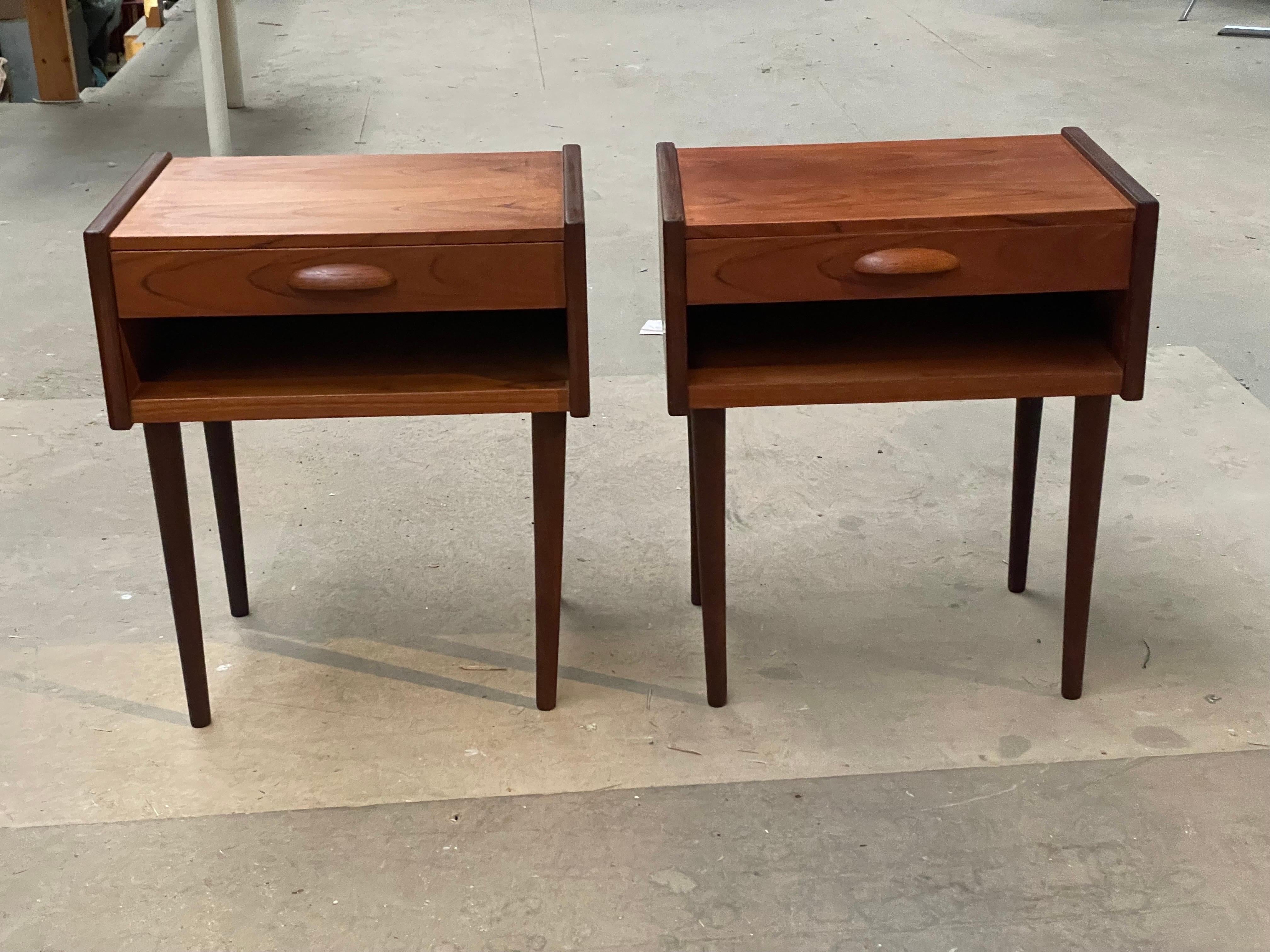 A beautiful set of Danish Mid century modern teak night stands from the 1960´s For Sale 7