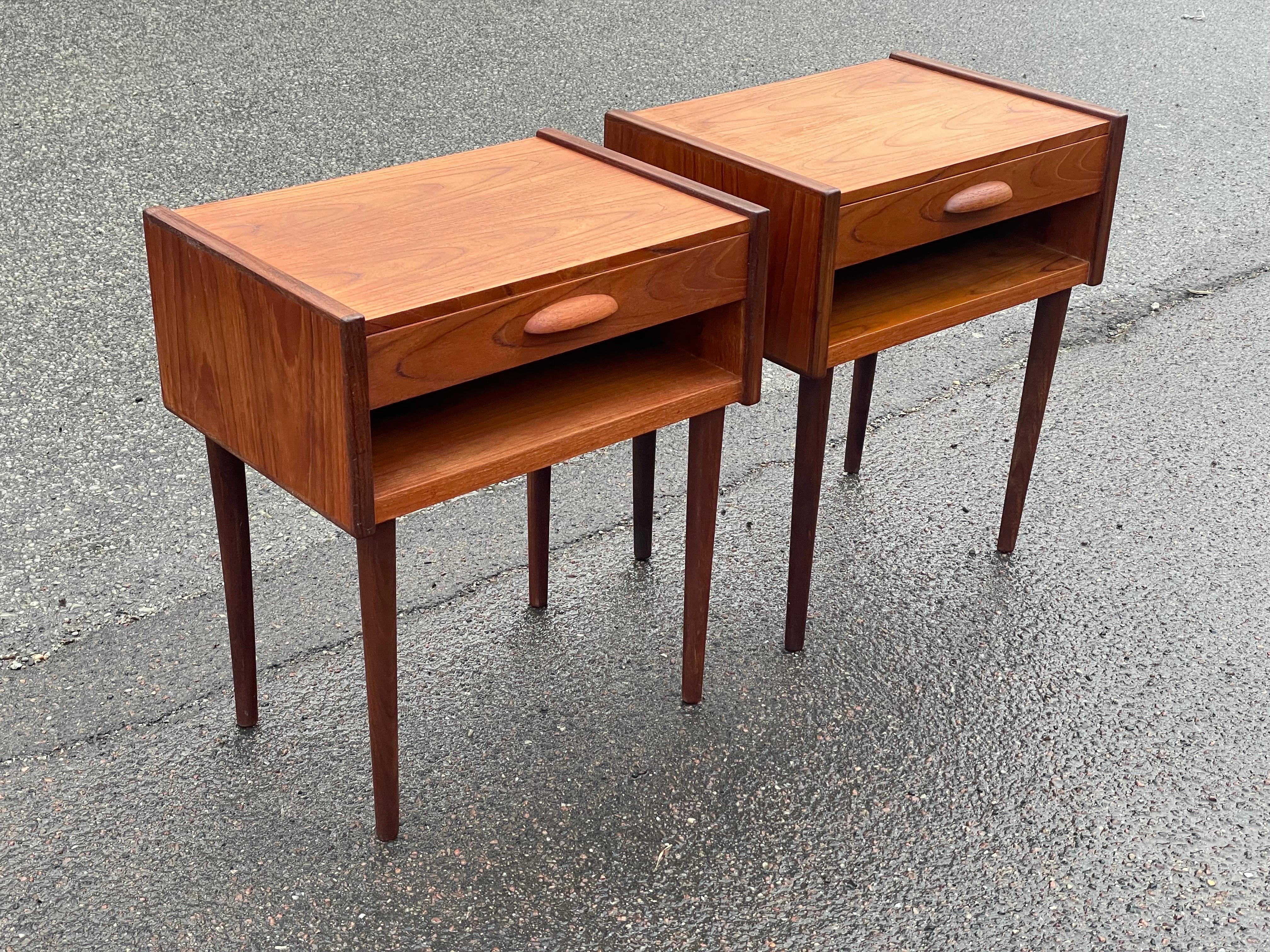 A beautiful set of Danish Mid century modern teak night stands from the 1960´s For Sale 1
