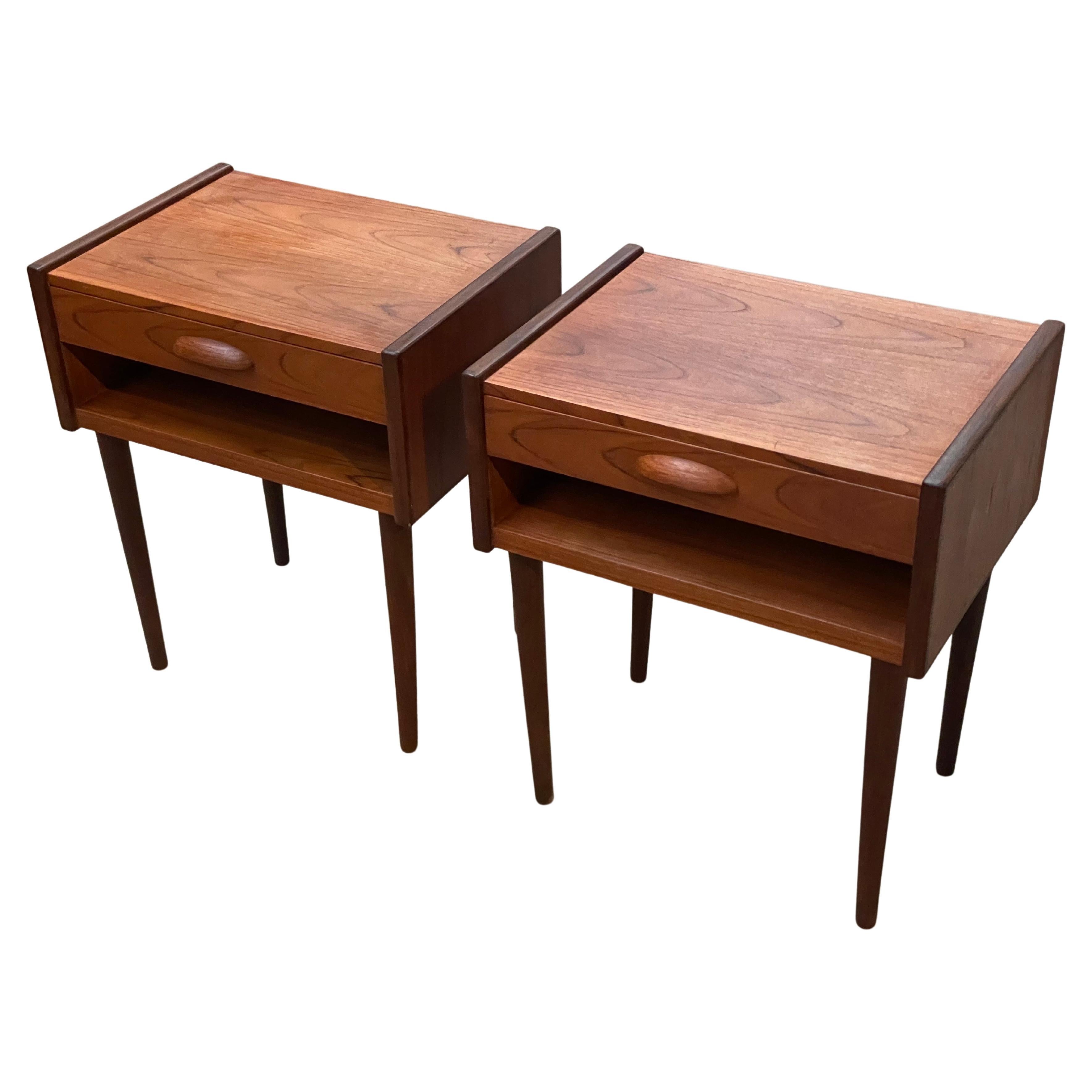 A beautiful set of Danish Mid century modern teak night stands from the 1960´s For Sale
