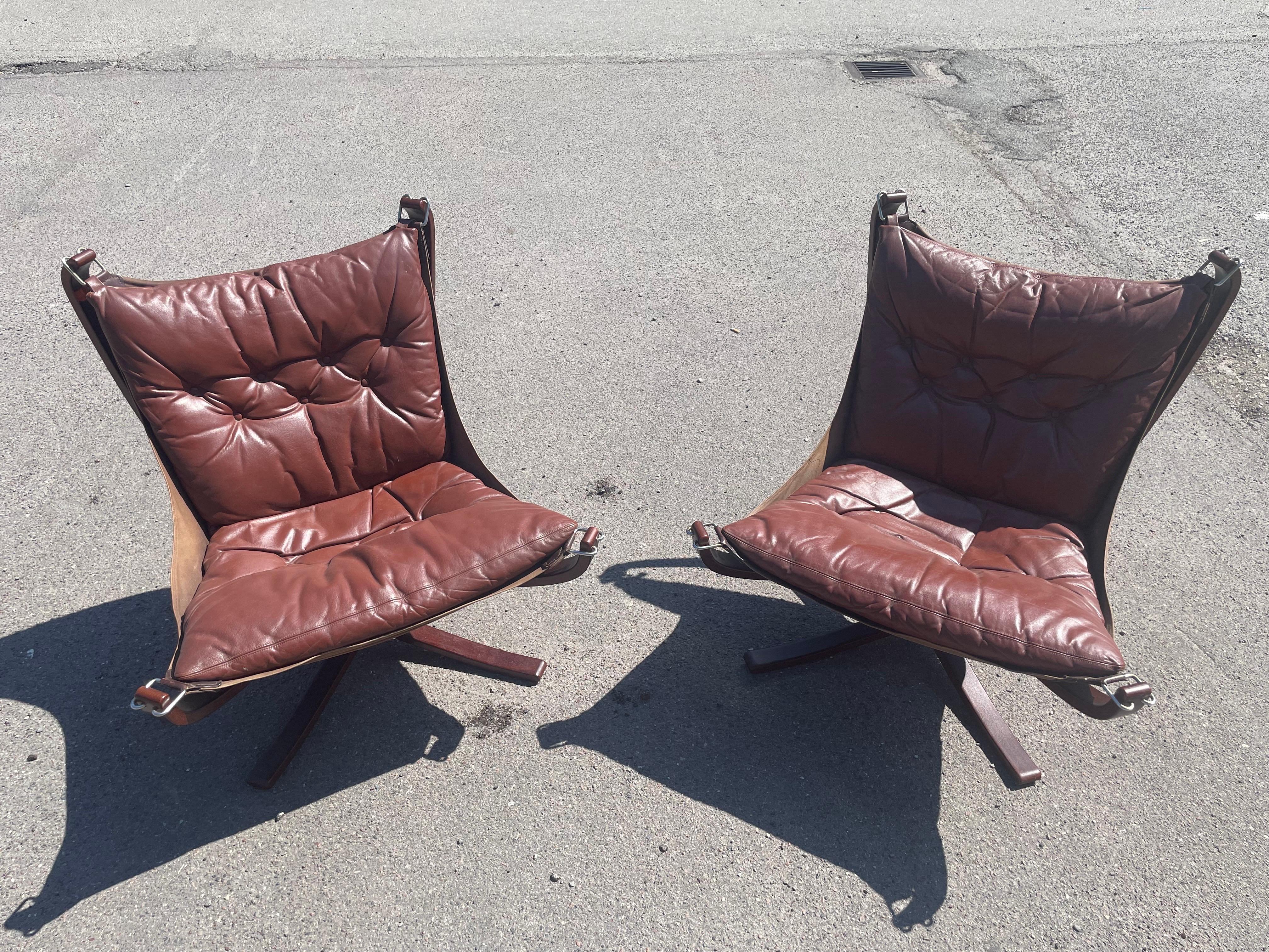 un set di Falcon Chairs di Sigurd Ressell, che rappresentano l'icona del design scandinavo degli anni Sessanta. Queste sedie sono caratterizzate da telai eleganti e sinuosi con ricchi cuscini in pelle, che offrono comfort ed eleganza senza tempo.