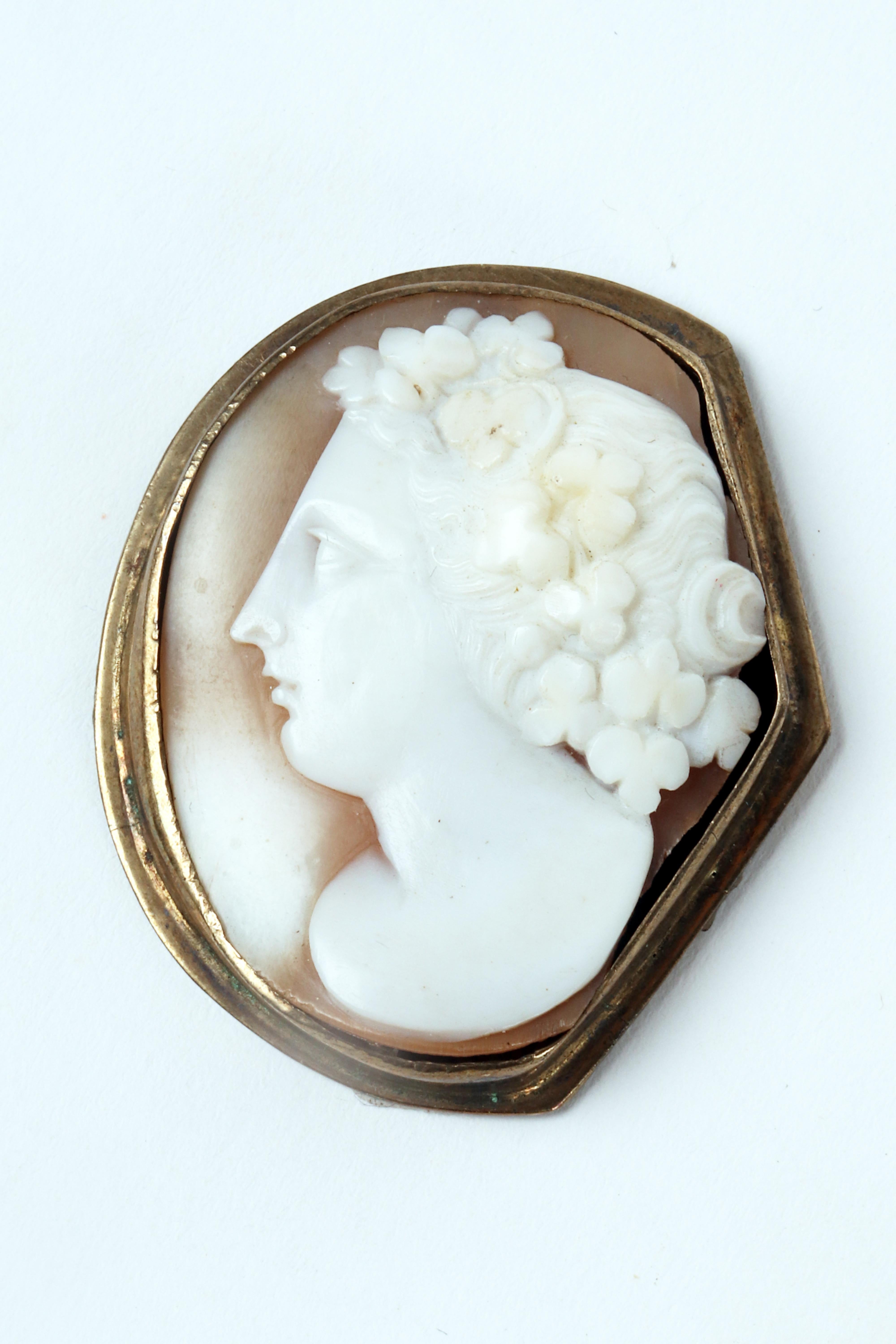 English A beautiful shell cameo mounted in golden metal, England 1880. For Sale