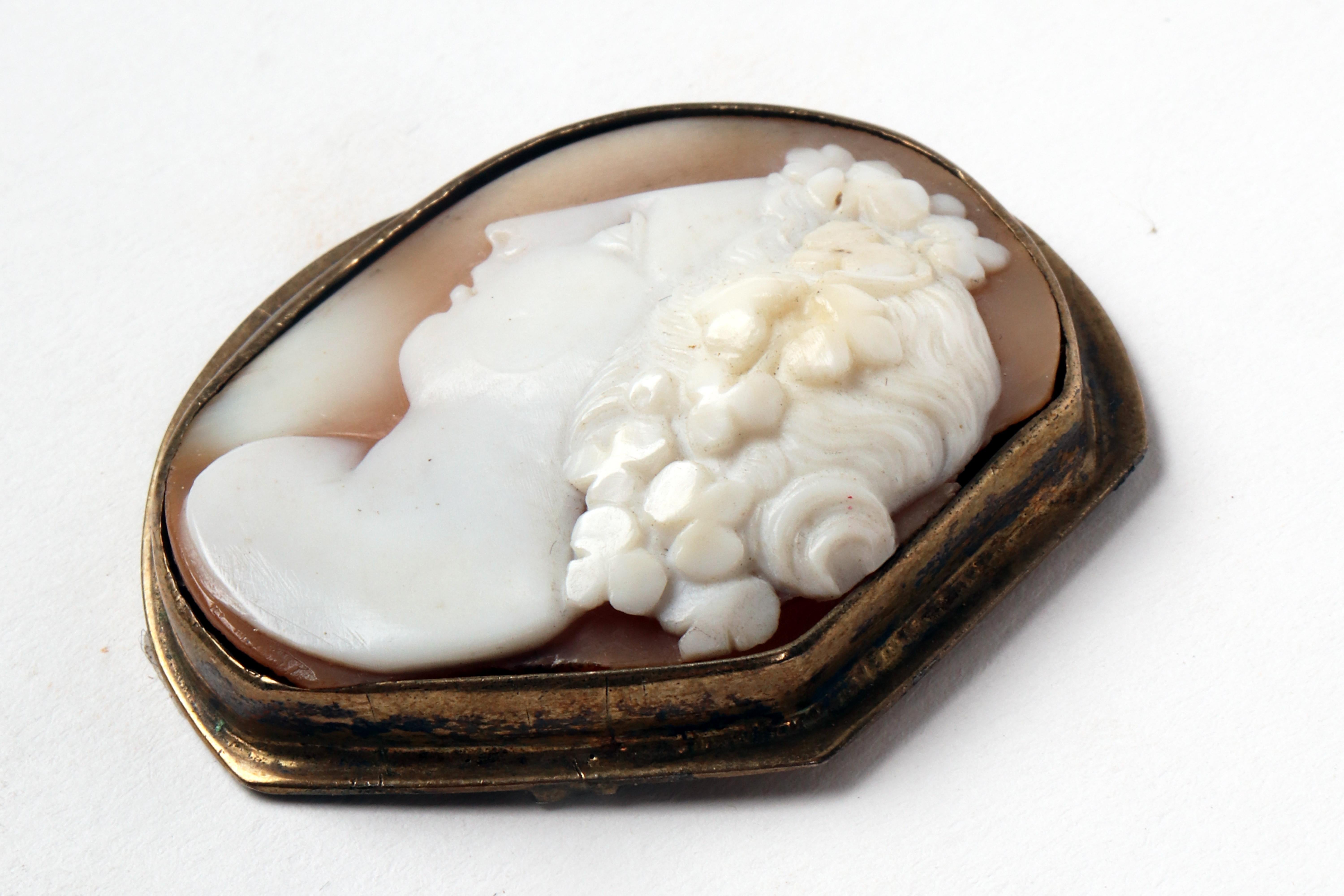 A beautiful shell cameo mounted in golden metal, England 1880. In Good Condition For Sale In Milan, IT