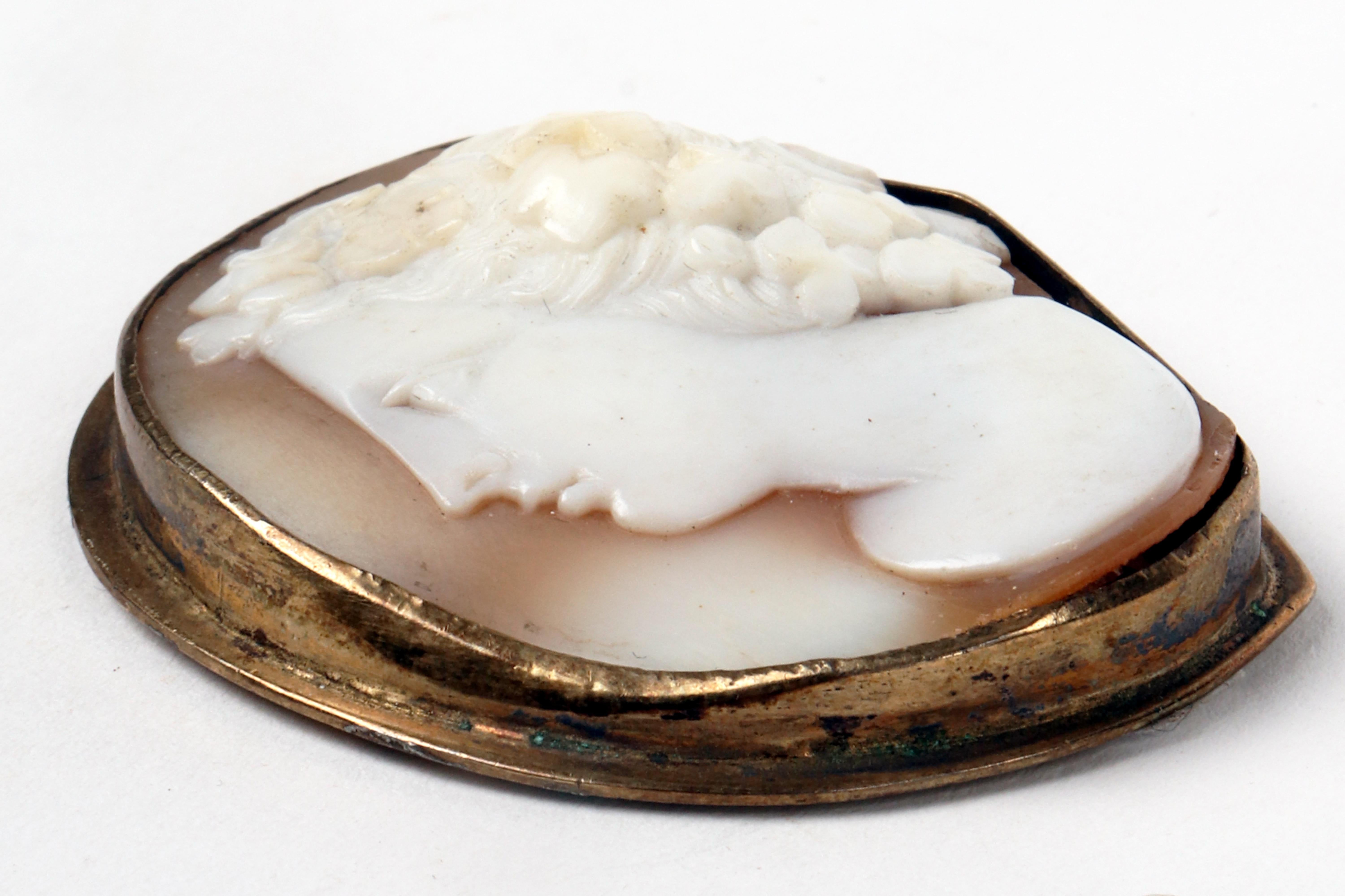 A beautiful shell cameo mounted in golden metal, England 1880. For Sale 1
