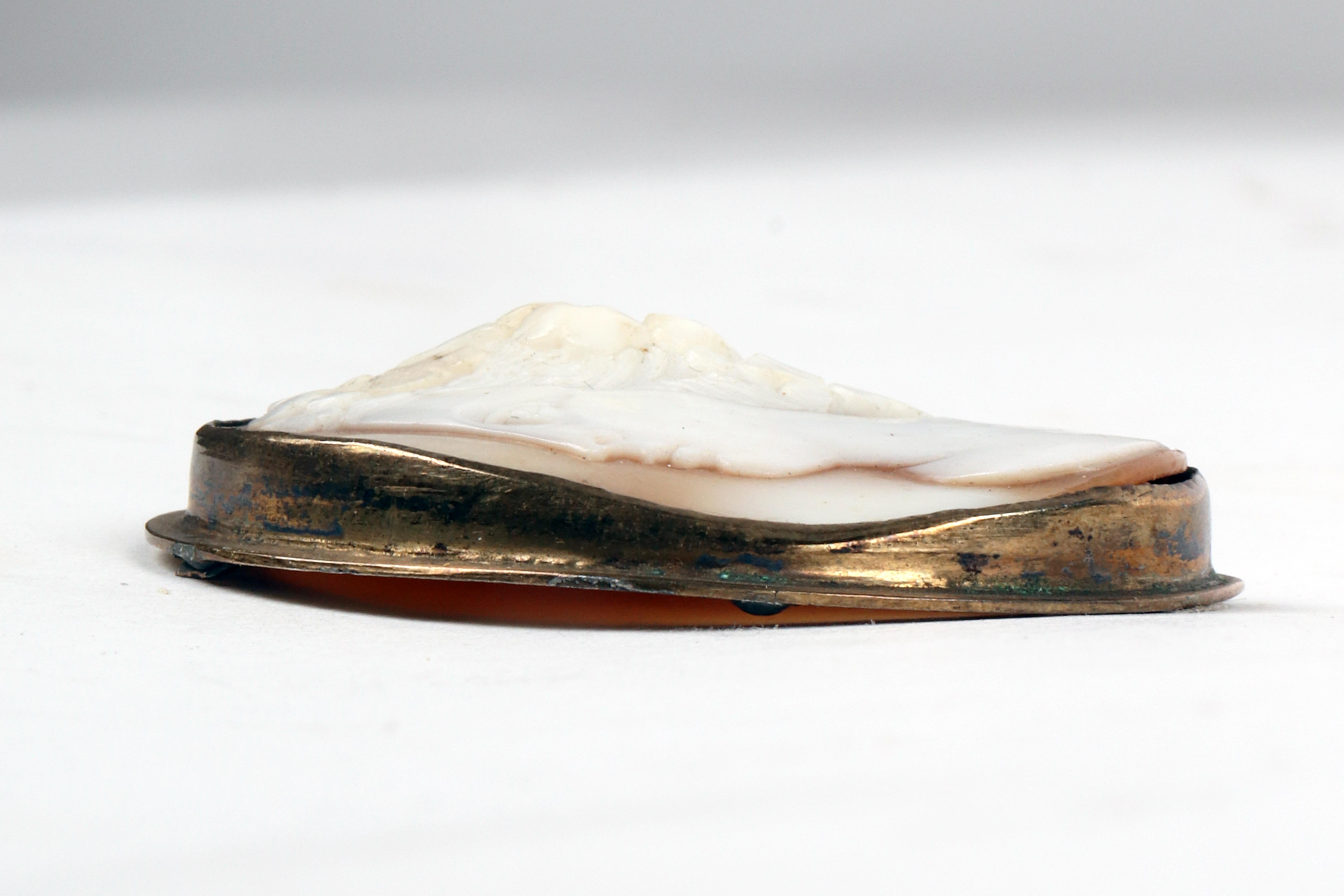 A beautiful shell cameo mounted in golden metal, England 1880. For Sale 2