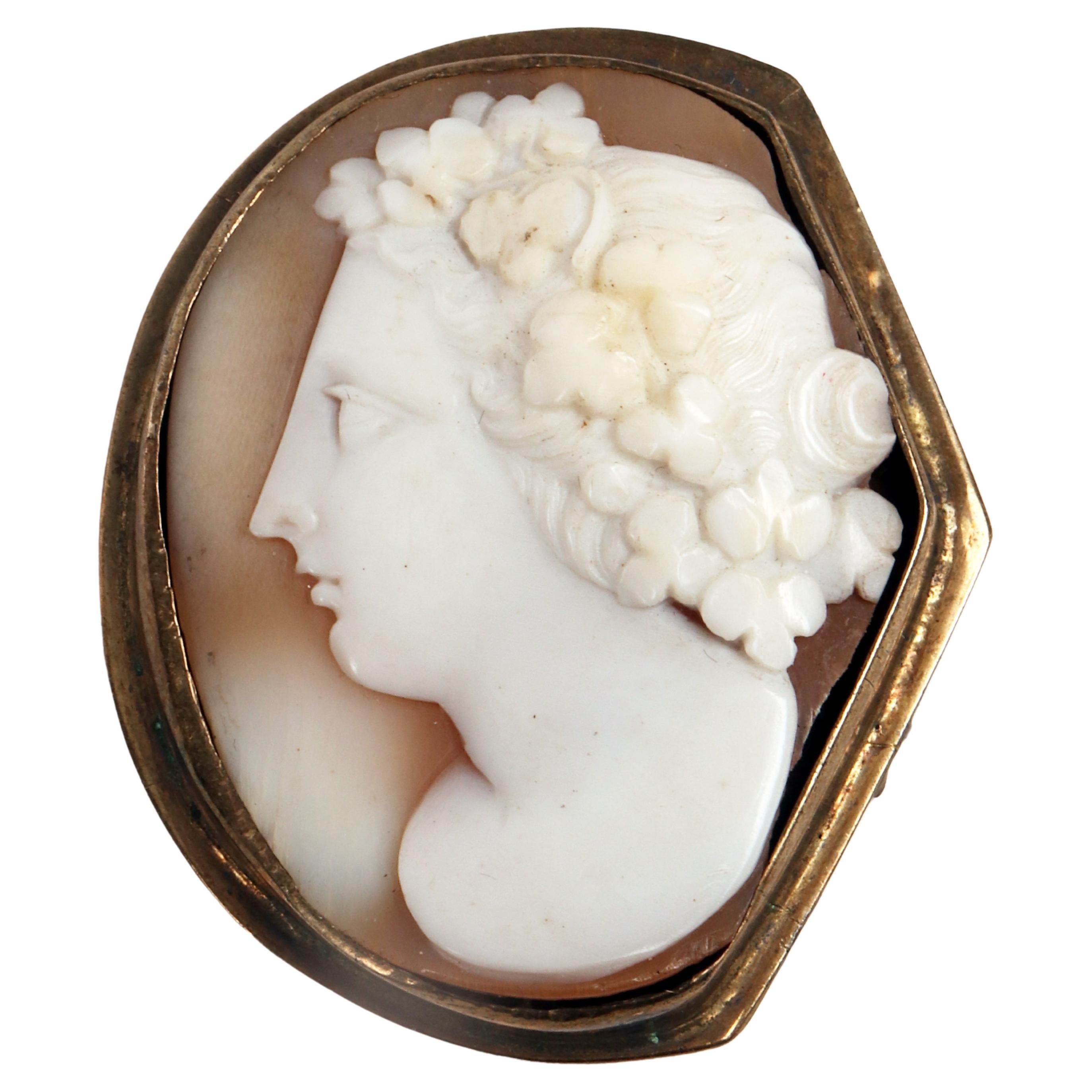 A beautiful shell cameo mounted in golden metal, England 1880.