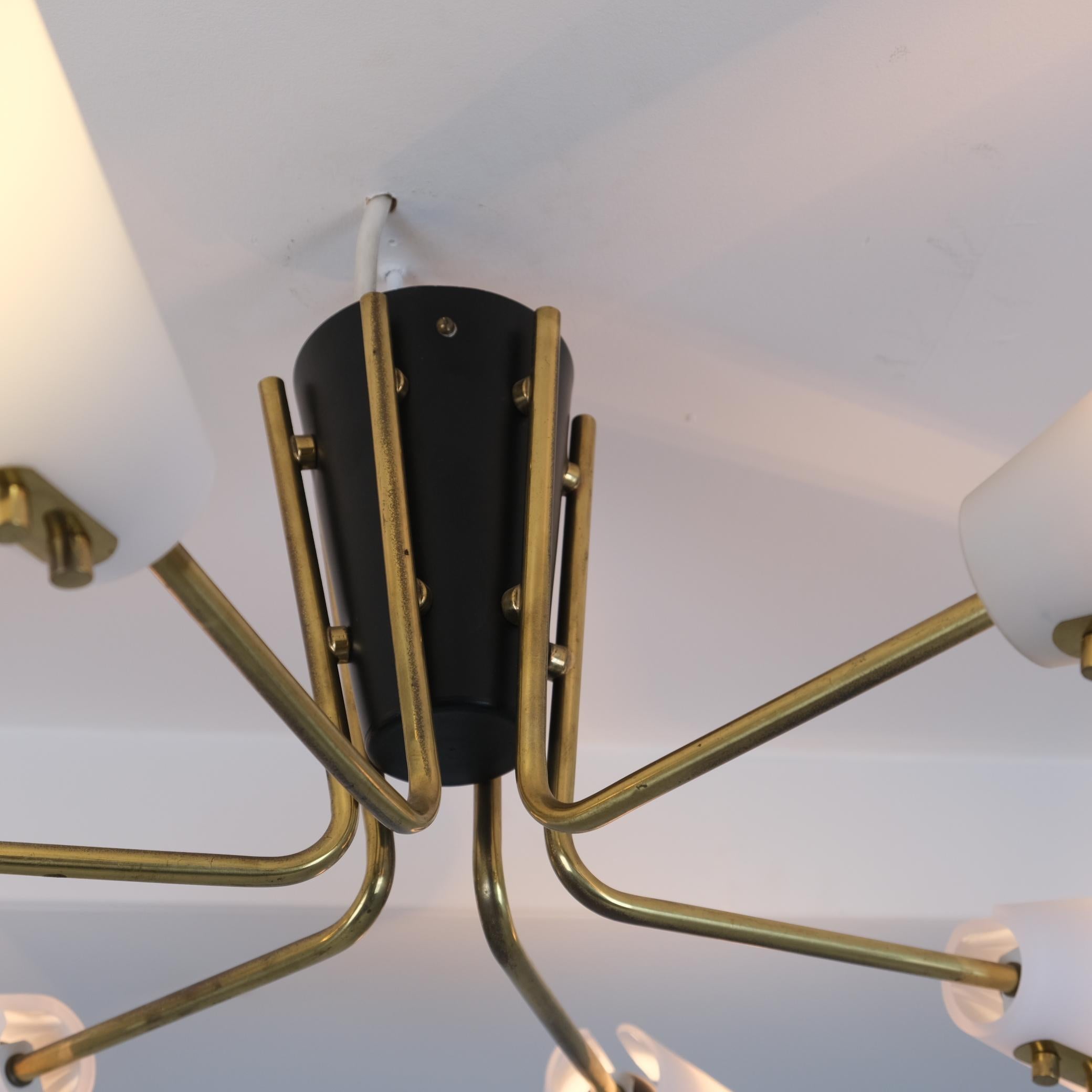 Magnifique plafonnier Sputnik modèle ER 141/6, verre noir et laiton, Itsu 1950s en vente 3