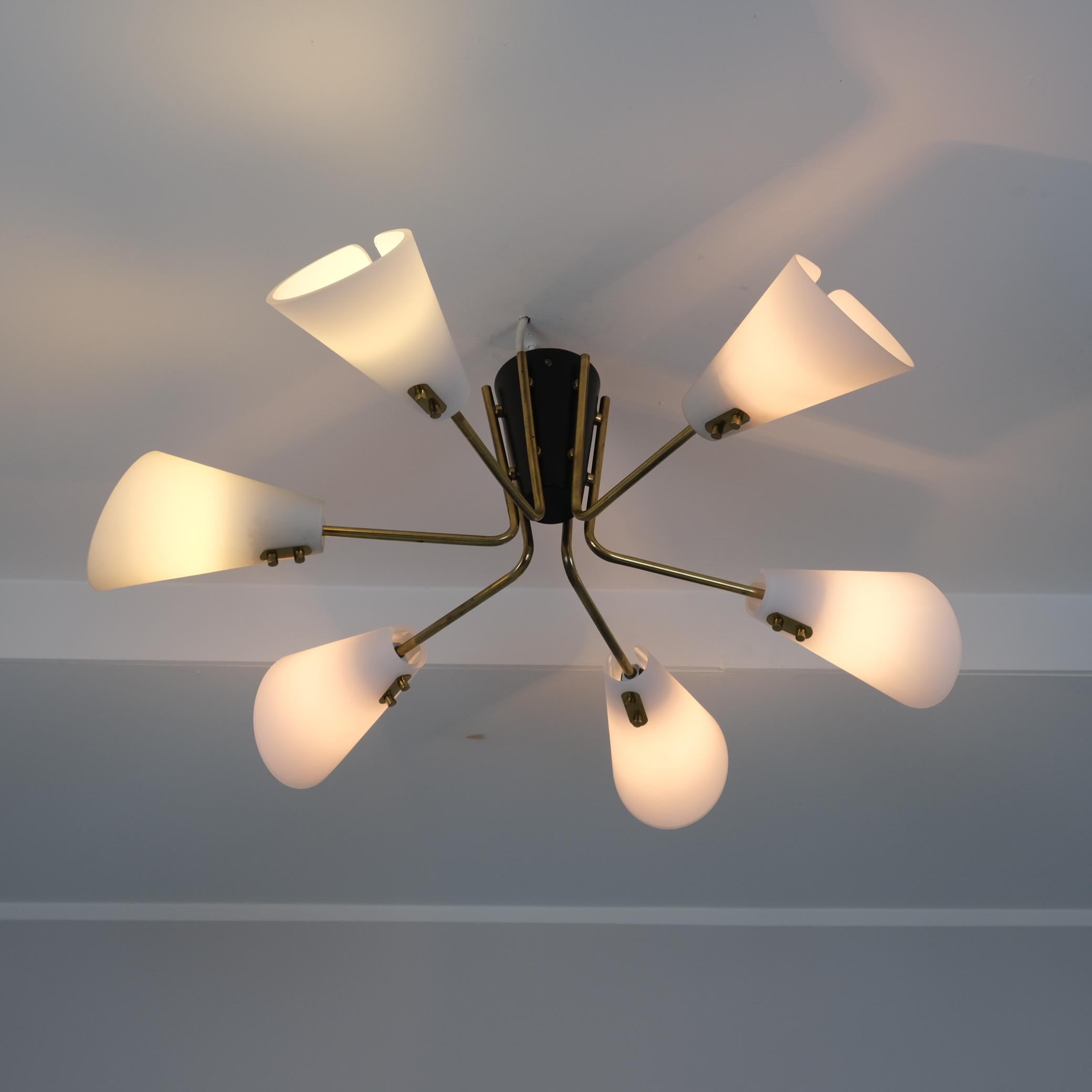 Magnifique plafonnier Sputnik modèle ER 141/6, verre noir et laiton, Itsu 1950s en vente 4