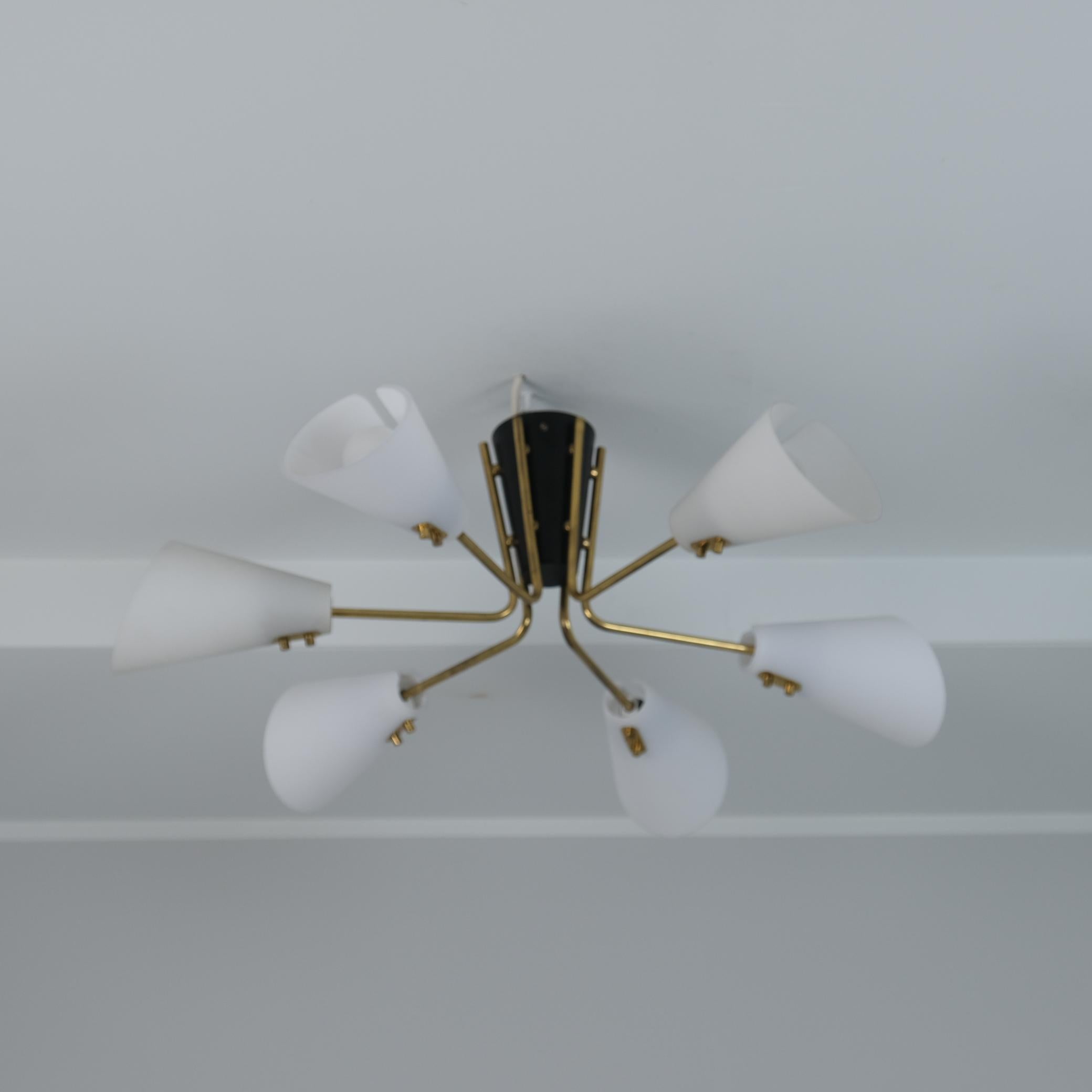 Scandinave moderne Magnifique plafonnier Sputnik modèle ER 141/6, verre noir et laiton, Itsu 1950s en vente