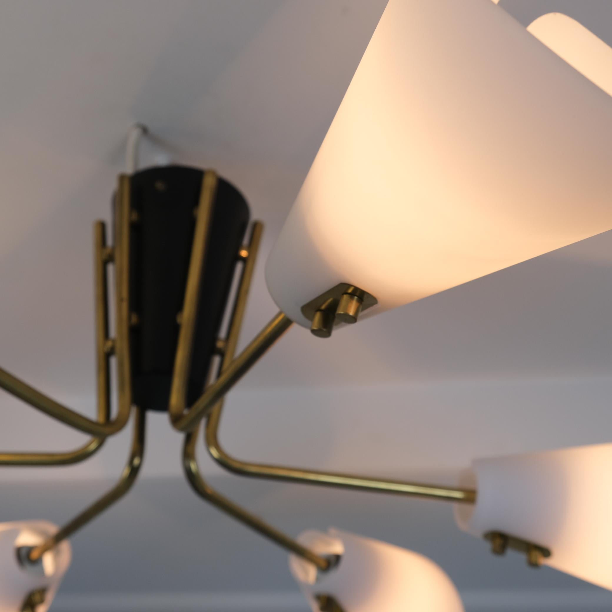 Magnifique plafonnier Sputnik modèle ER 141/6, verre noir et laiton, Itsu 1950s Bon état - En vente à Helsinki, FI