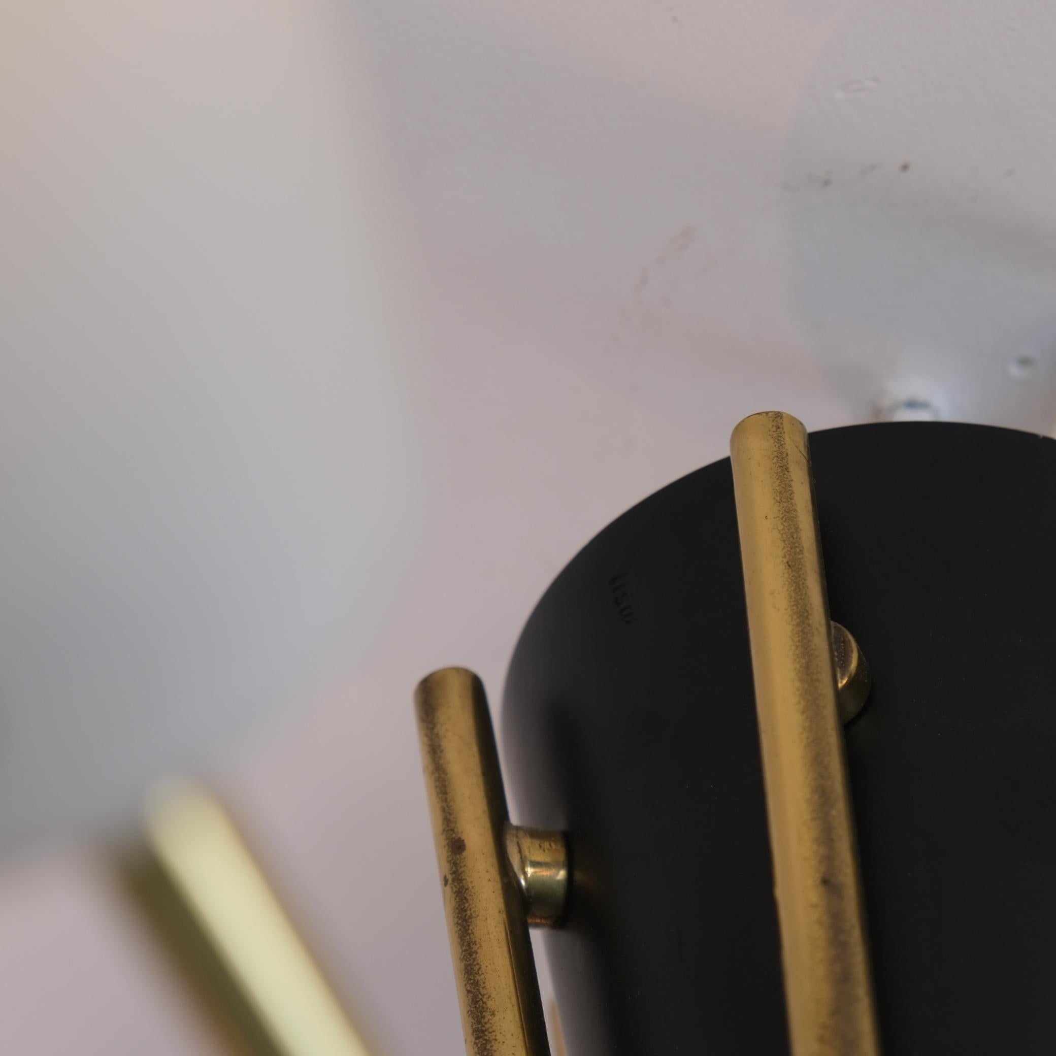 Milieu du XXe siècle Magnifique plafonnier Sputnik modèle ER 141/6, verre noir et laiton, Itsu 1950s en vente
