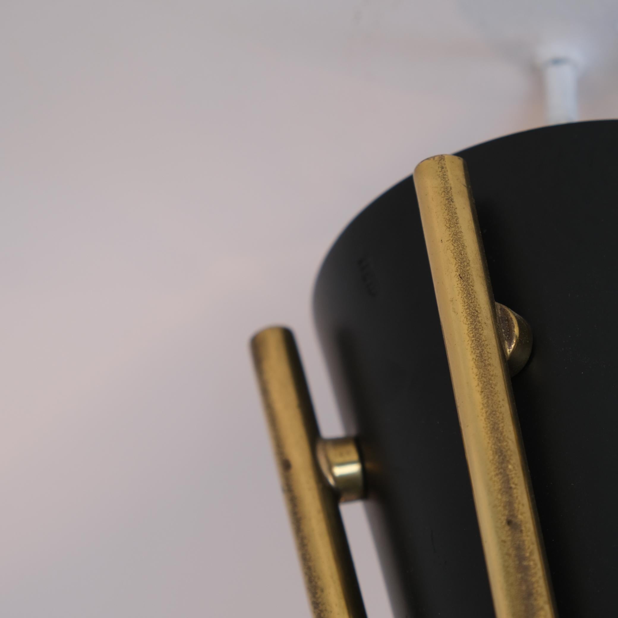 Laiton Magnifique plafonnier Sputnik modèle ER 141/6, verre noir et laiton, Itsu 1950s en vente