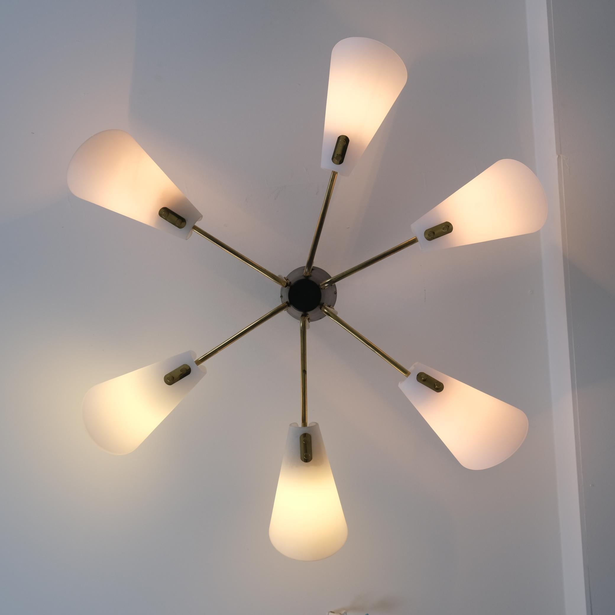 Magnifique plafonnier Sputnik modèle ER 141/6, verre noir et laiton, Itsu 1950s en vente 1