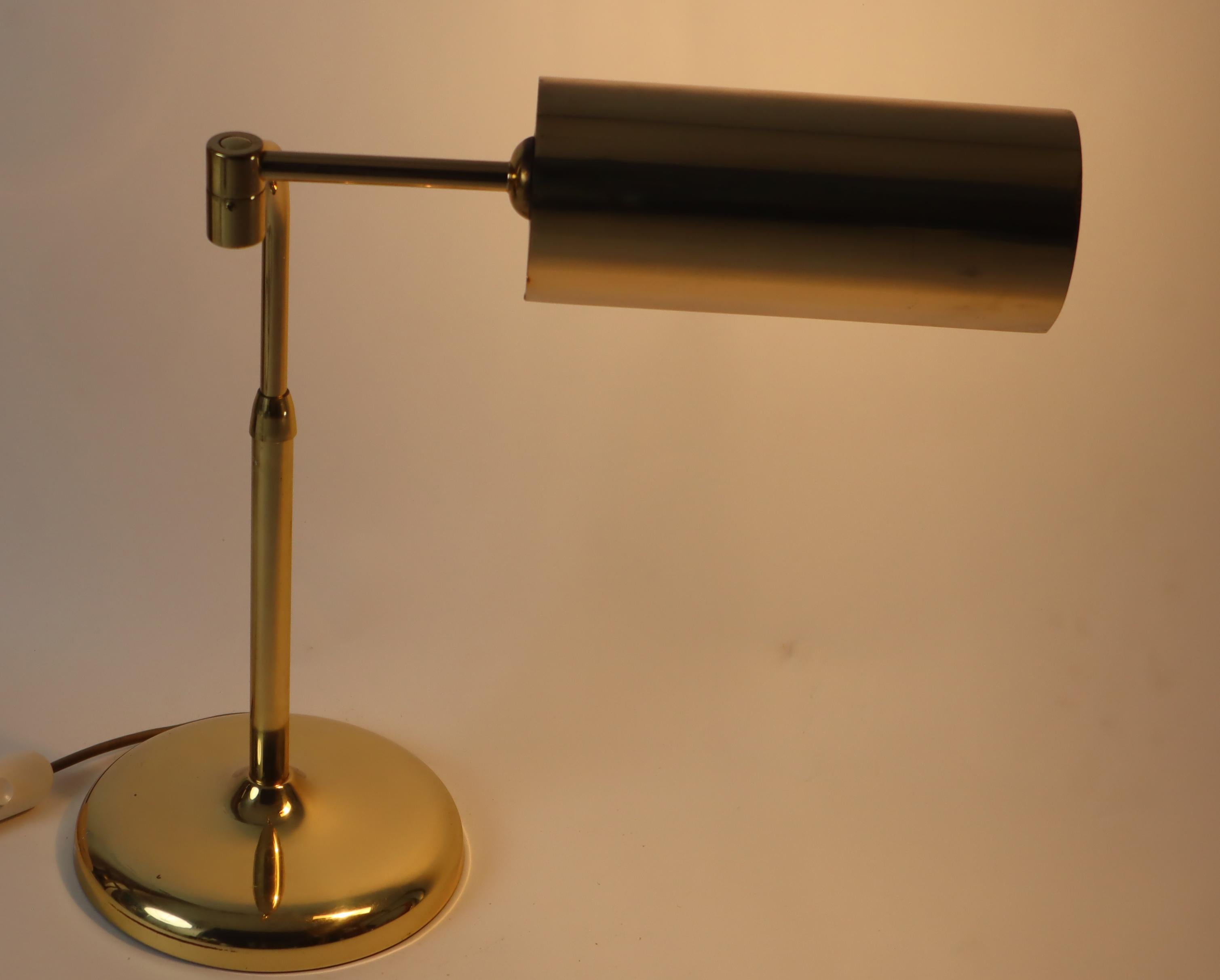 Lámpara de mesa de latón de Florian Schulz, años 70, Alemania. en venta 2