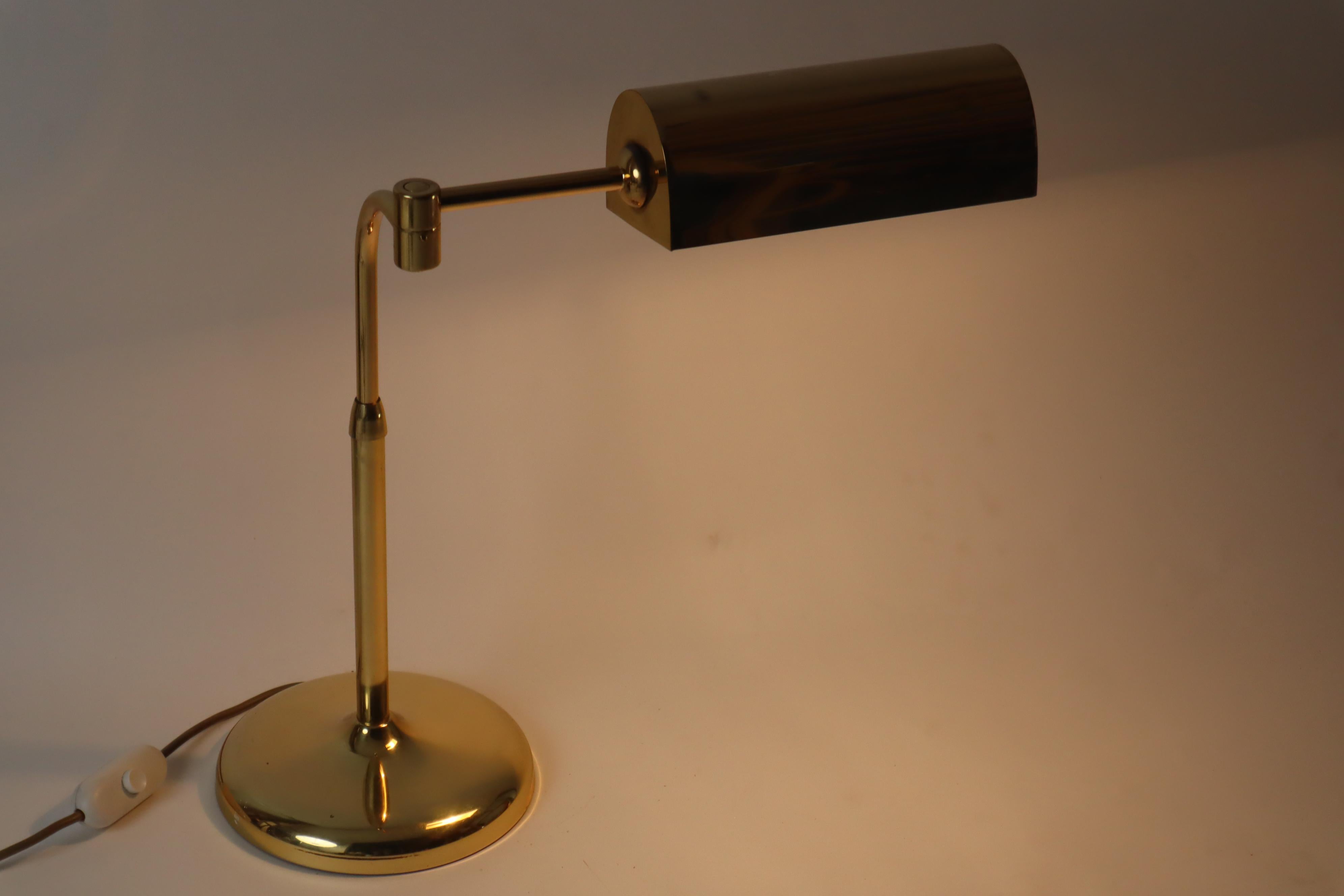 Lámpara de mesa de latón de Florian Schulz, años 70, Alemania. en venta 9