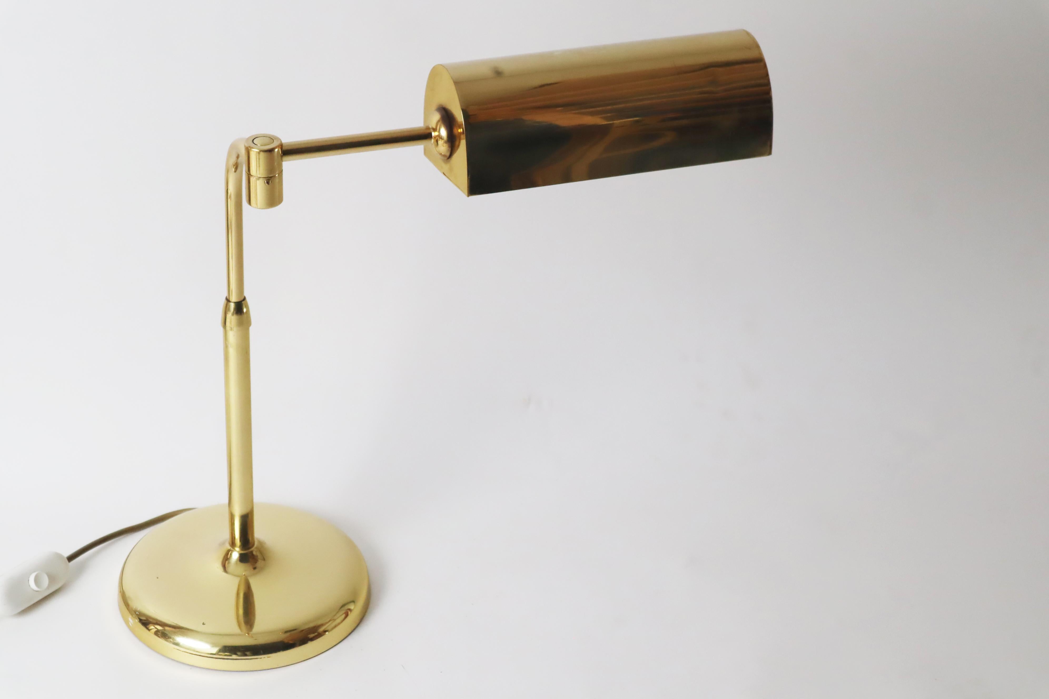 Lámpara de mesa de latón de Florian Schulz, años 70, Alemania. en venta 10