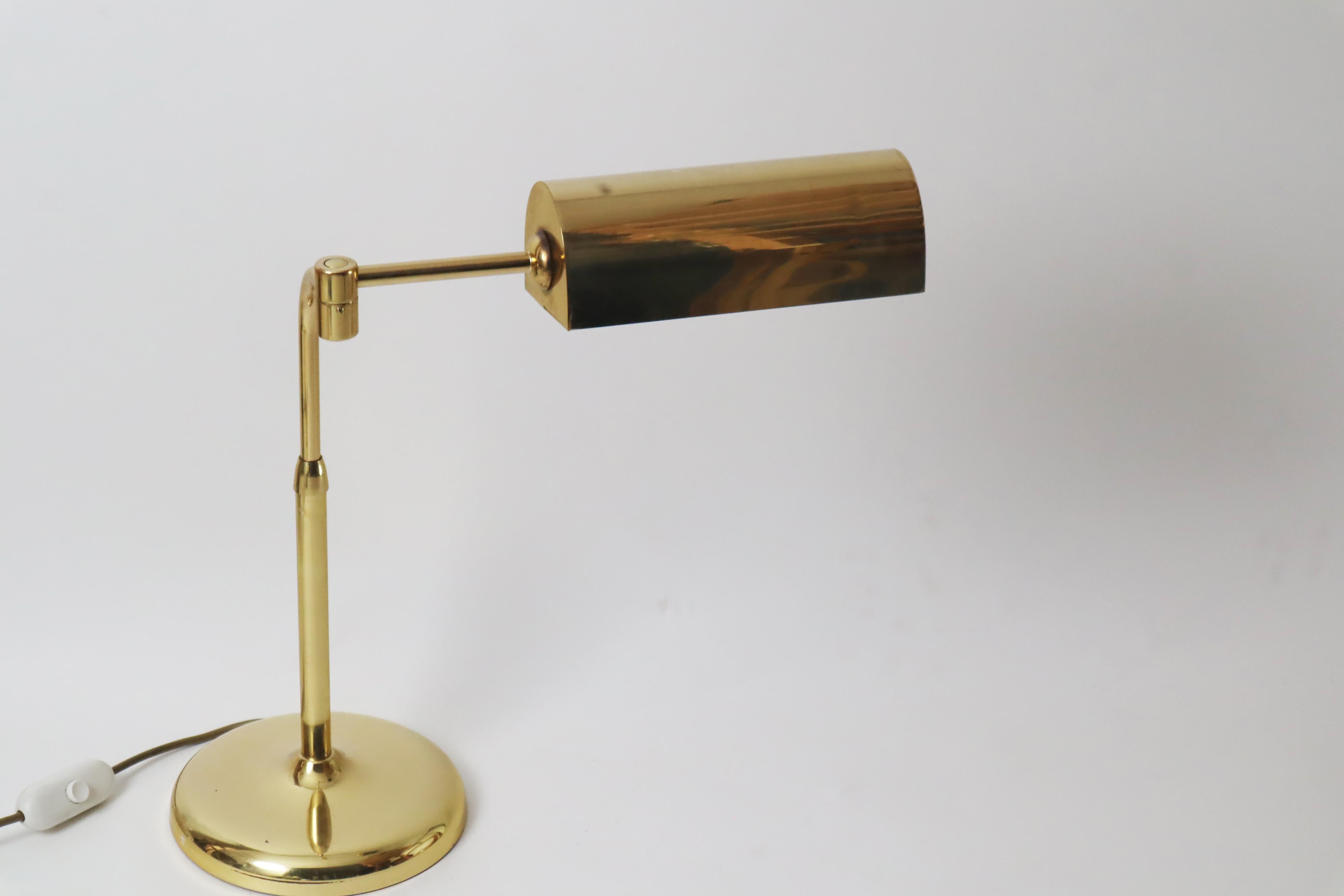 Lámpara de mesa de latón de Florian Schulz, años 70, Alemania. en venta 11
