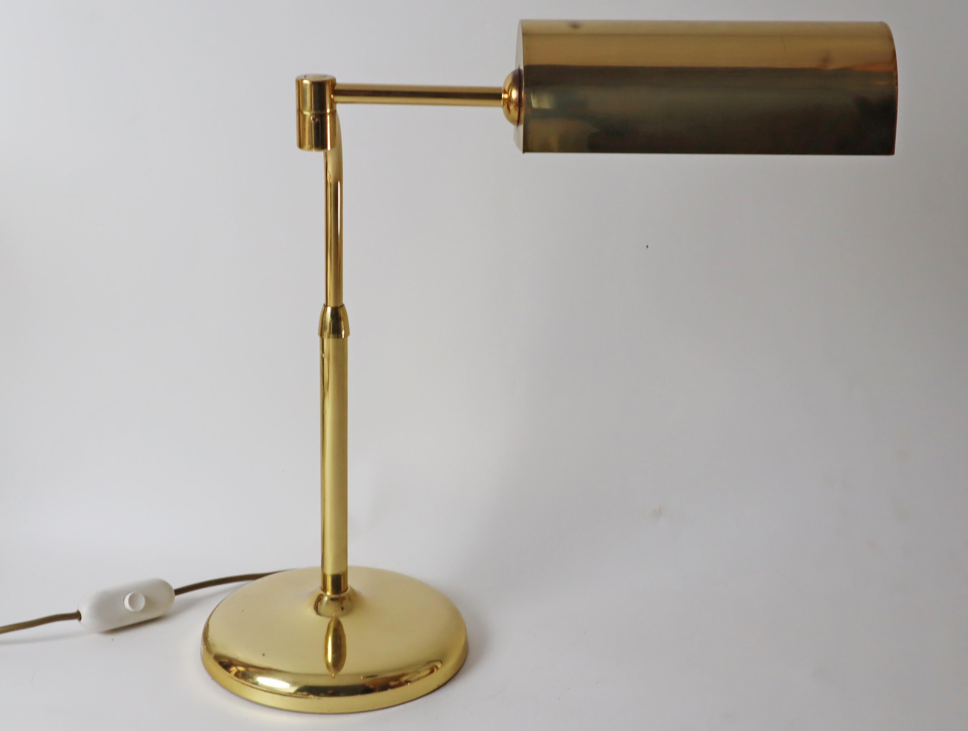 Lámpara de mesa de latón de Florian Schulz, años 70, Alemania. Moderno de mediados de siglo en venta
