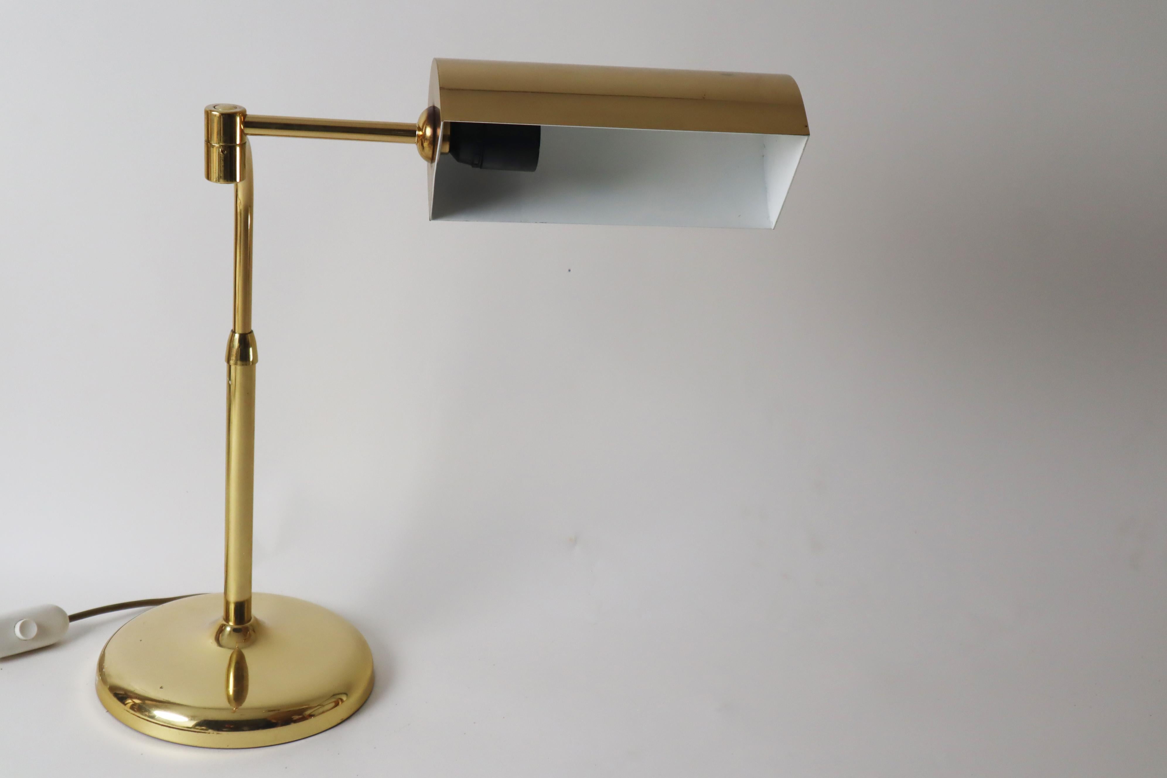 Lámpara de mesa de latón de Florian Schulz, años 70, Alemania. Alemán en venta