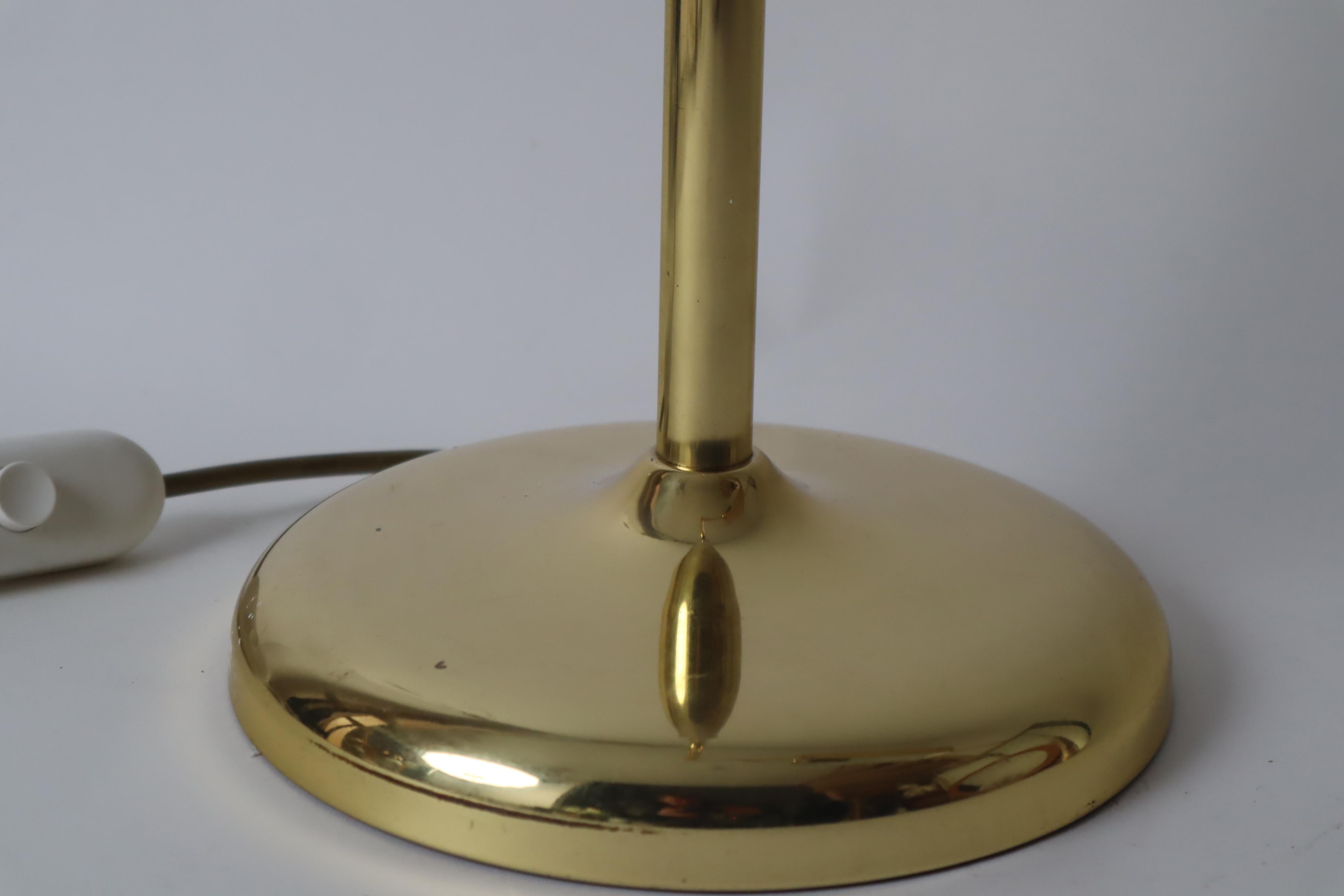 Lámpara de mesa de latón de Florian Schulz, años 70, Alemania. Hecho a máquina en venta