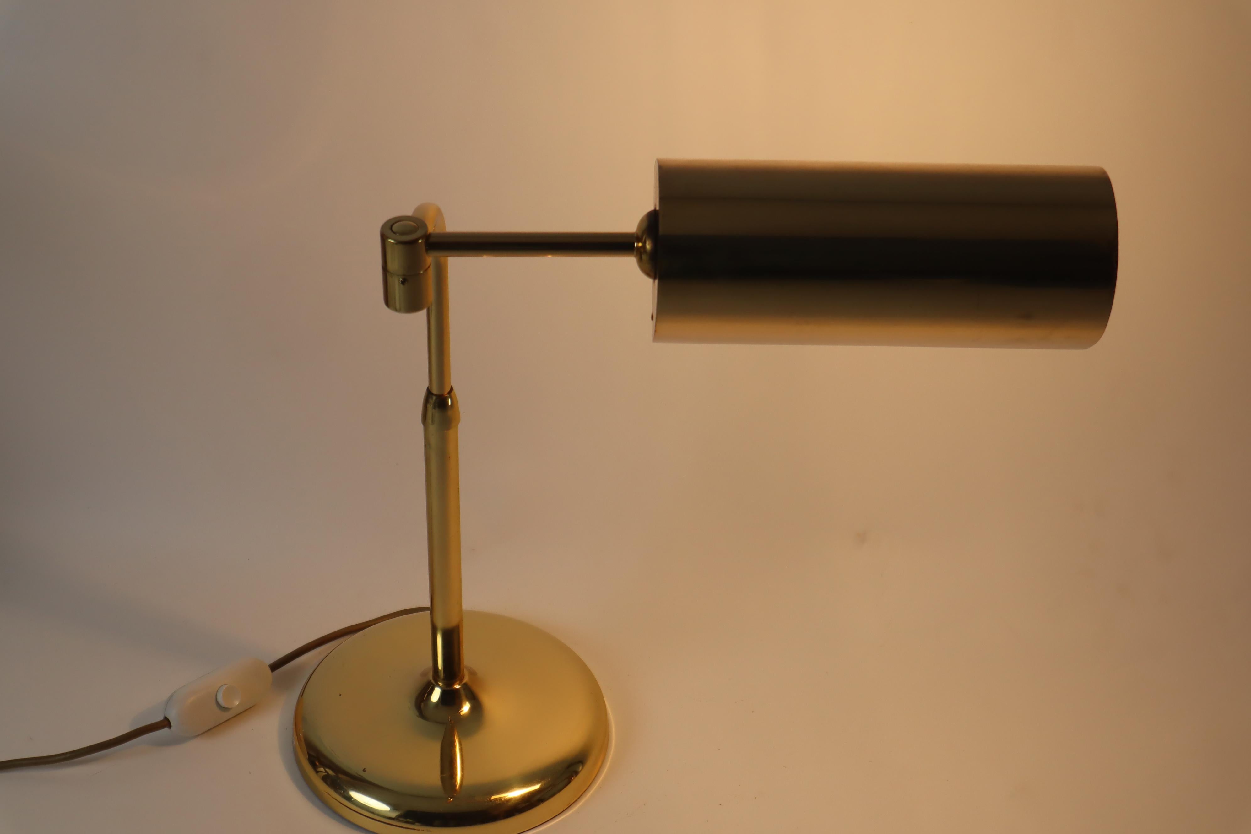 Lámpara de mesa de latón de Florian Schulz, años 70, Alemania. en venta 1
