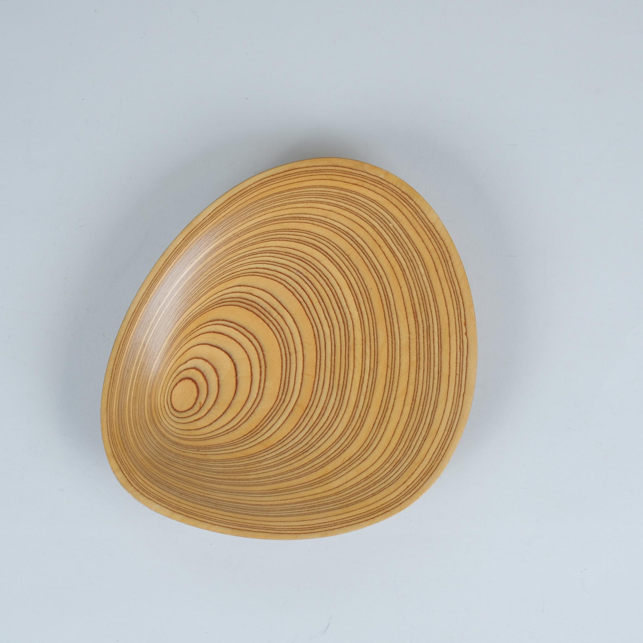 Precioso plato decorativo con hojas de chapa rítmica Tapio Wirkkala Soini años 50 Moderno de mediados de siglo en venta