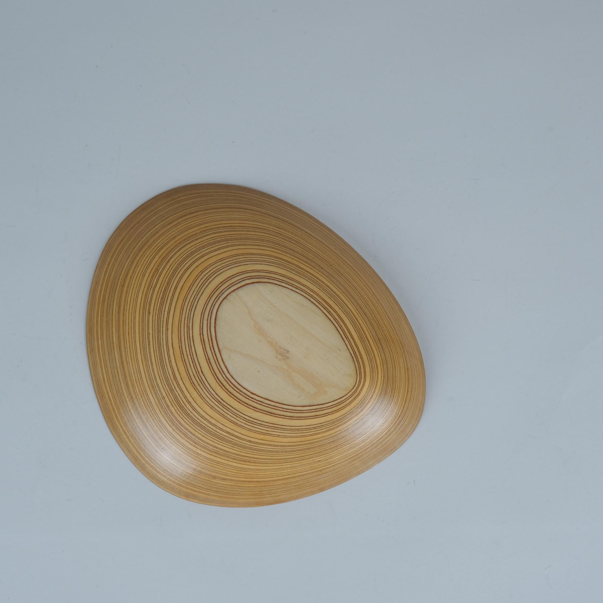 Precioso plato decorativo con hojas de chapa rítmica Tapio Wirkkala Soini años 50 Finlandés en venta