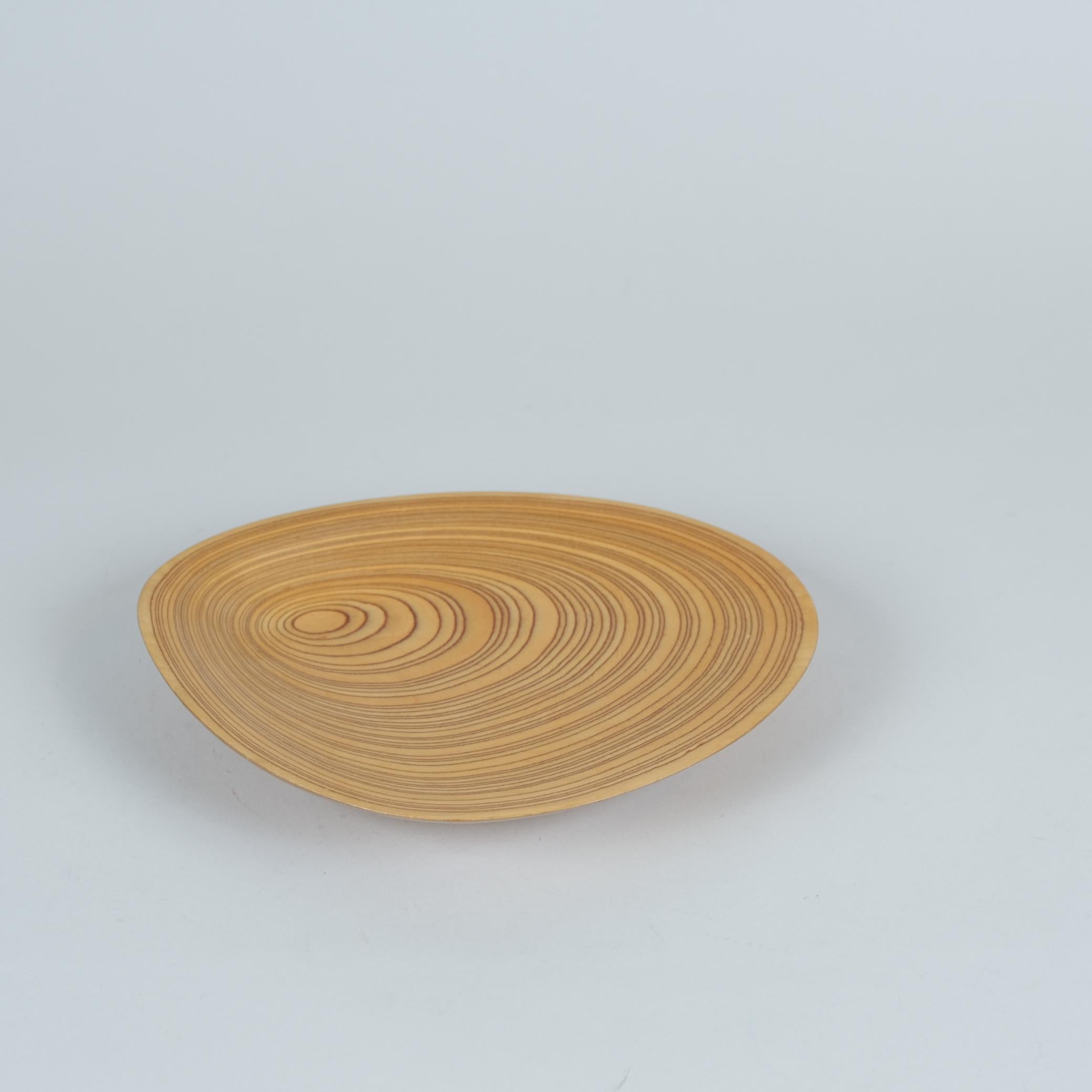 Precioso plato decorativo con hojas de chapa rítmica Tapio Wirkkala Soini años 50 en Bueno estado para la venta en Helsinki, FI