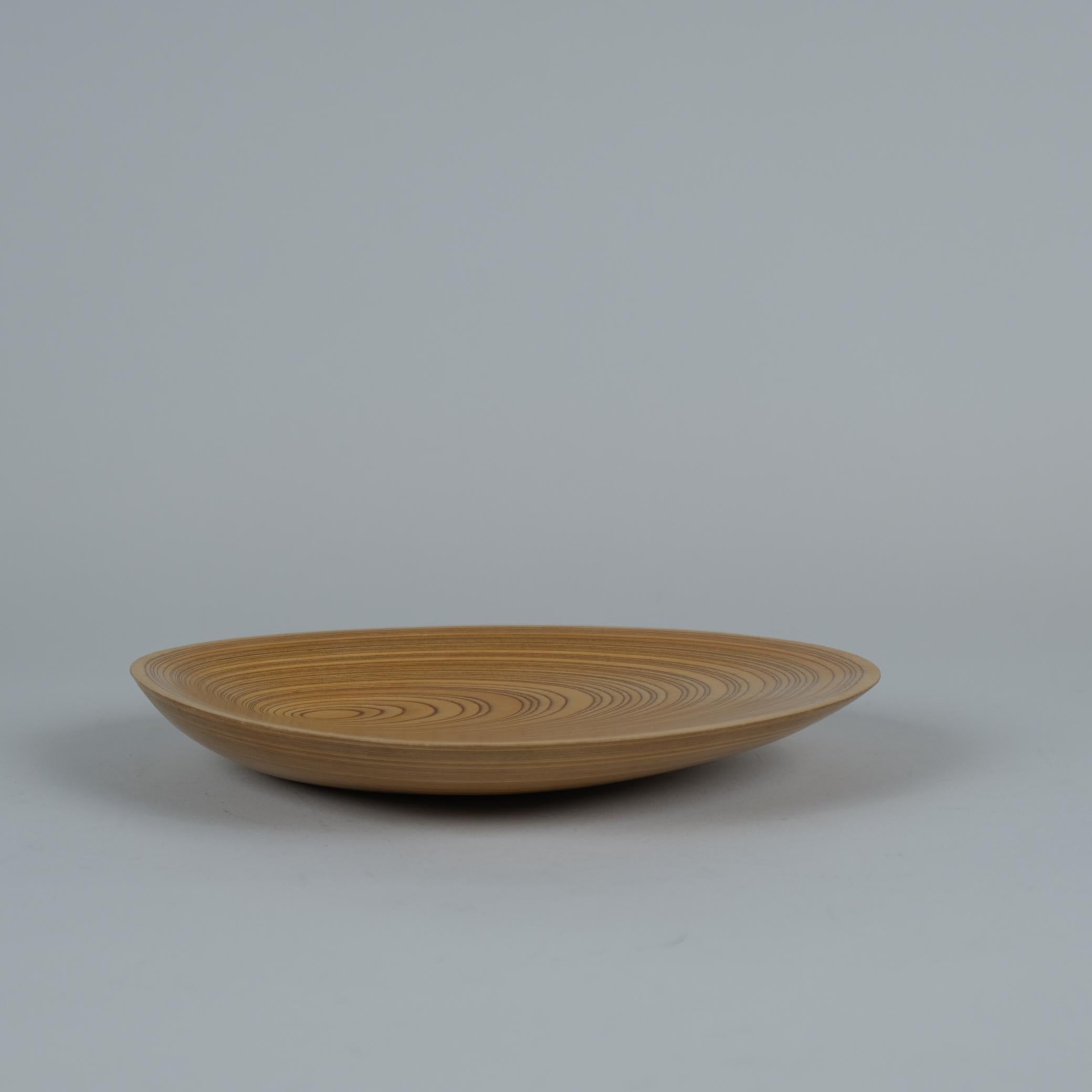 Precioso plato decorativo con hojas de chapa rítmica Tapio Wirkkala Soini años 50 mediados del siglo XX en venta