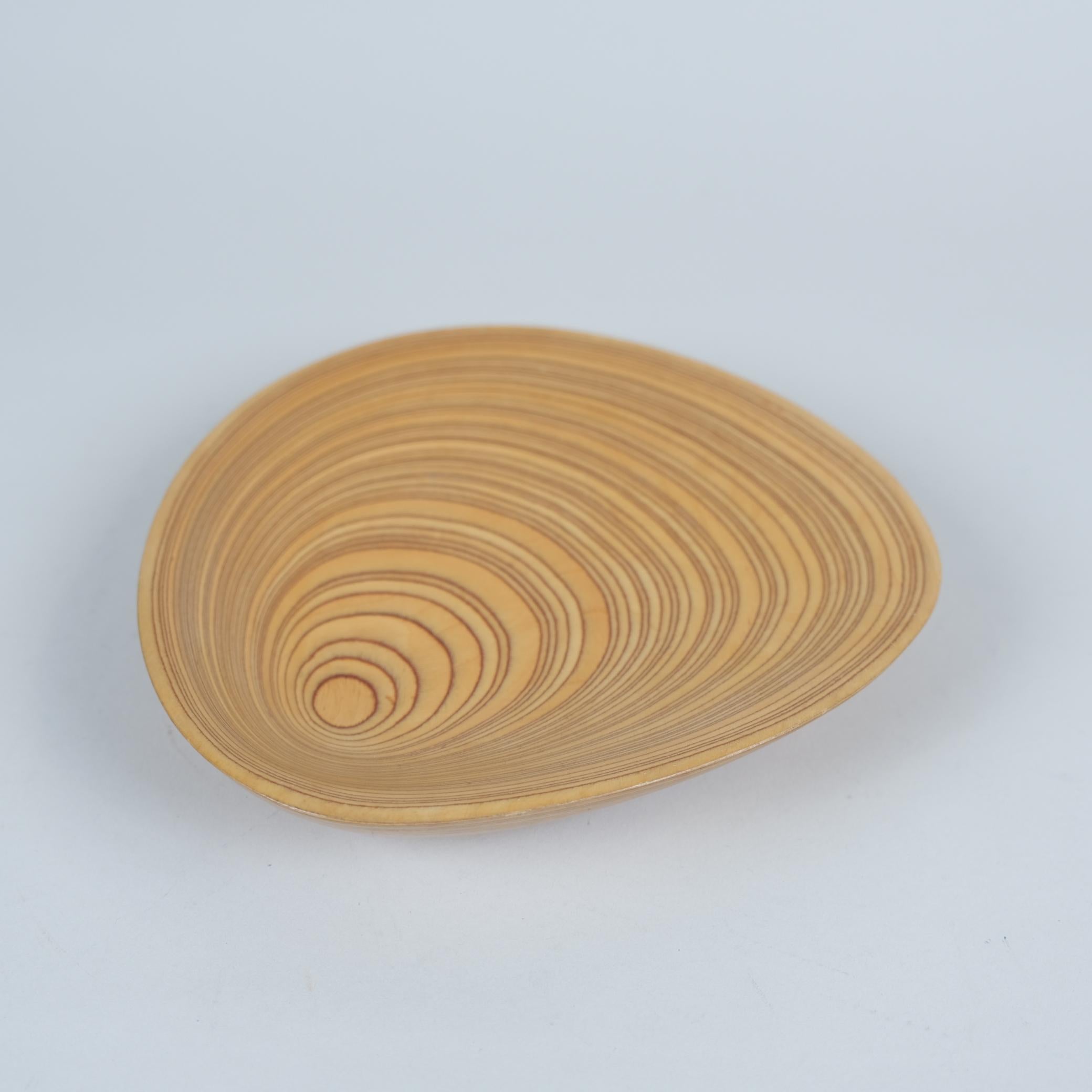 Precioso plato decorativo con hojas de chapa rítmica Tapio Wirkkala Soini años 50 Abedul en venta