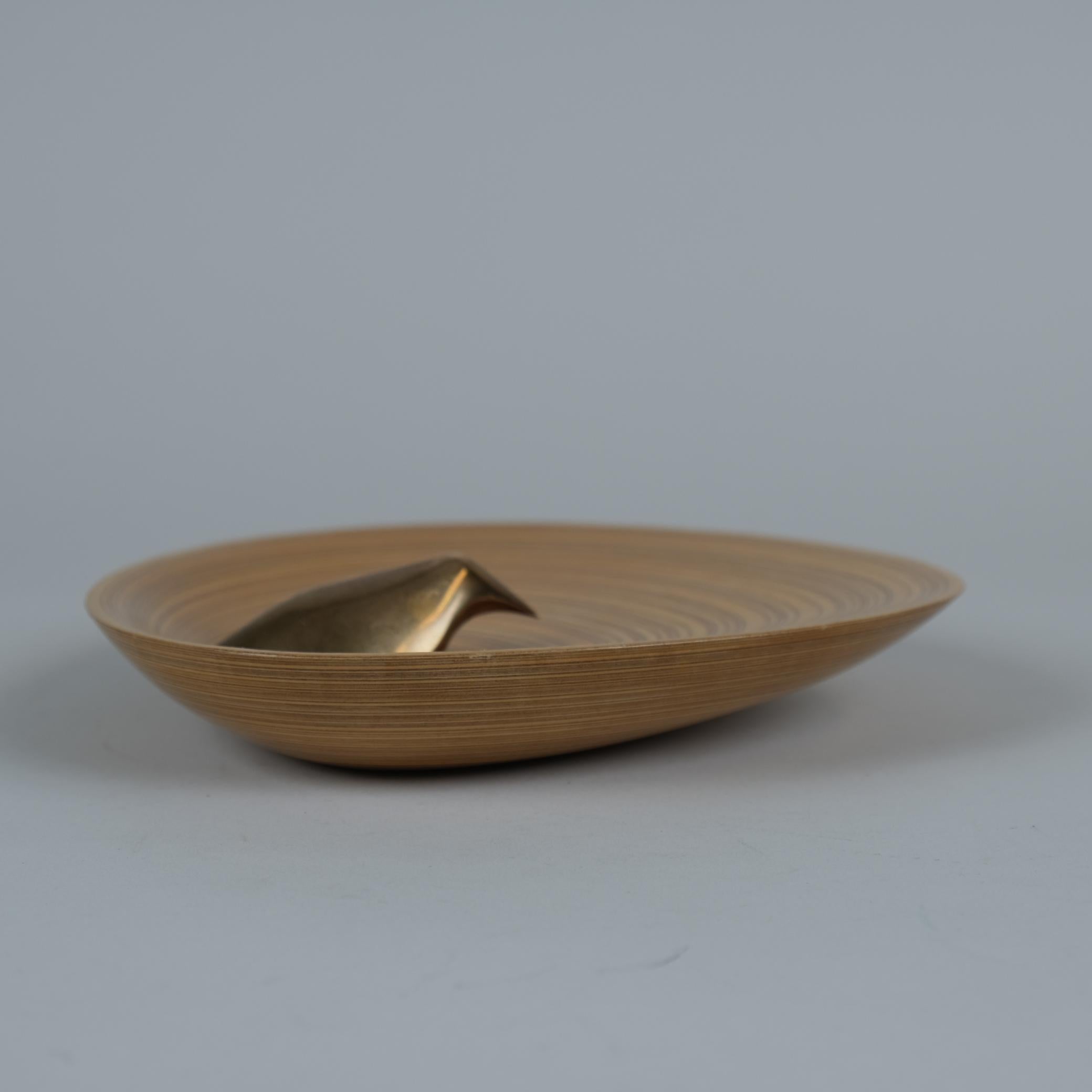 Precioso plato decorativo con hojas de chapa rítmica Tapio Wirkkala Soini años 50 en venta 1