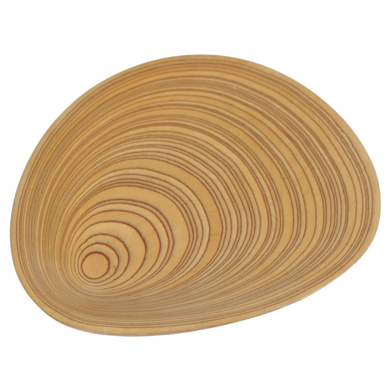 Precioso plato decorativo con hojas de chapa rítmica Tapio Wirkkala Soini años 50 en venta