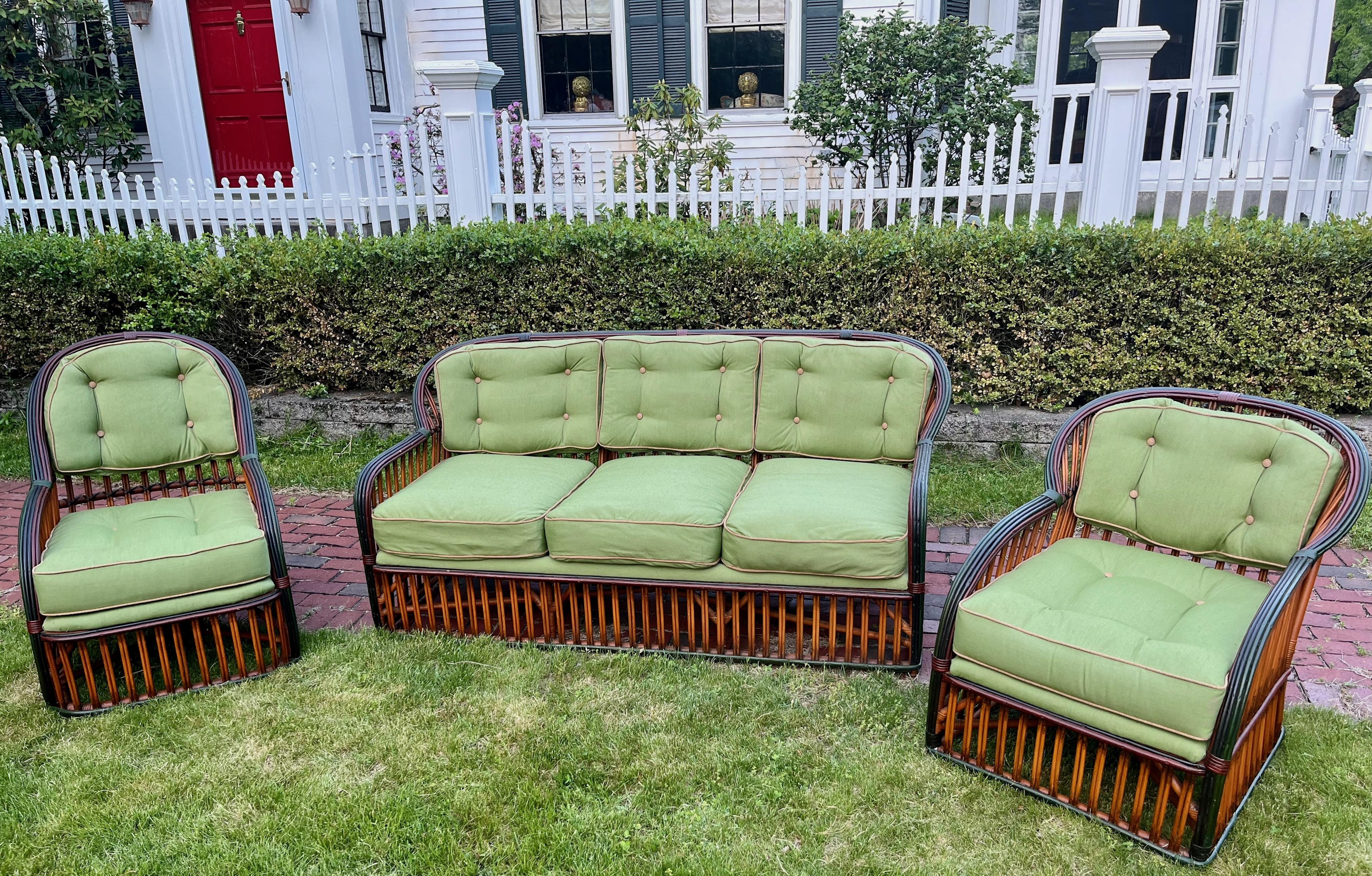 Una rara suite di tre pezzi di mobili in rattan Art Deco, C.1929, Americana, Heywood Wakefield Co. Gardner, Ma.Questo set di rattan è noto anche come vimini a bastone e viene descritto come modernista nel catalogo dei mobili del 1929.
I tre pezzi
