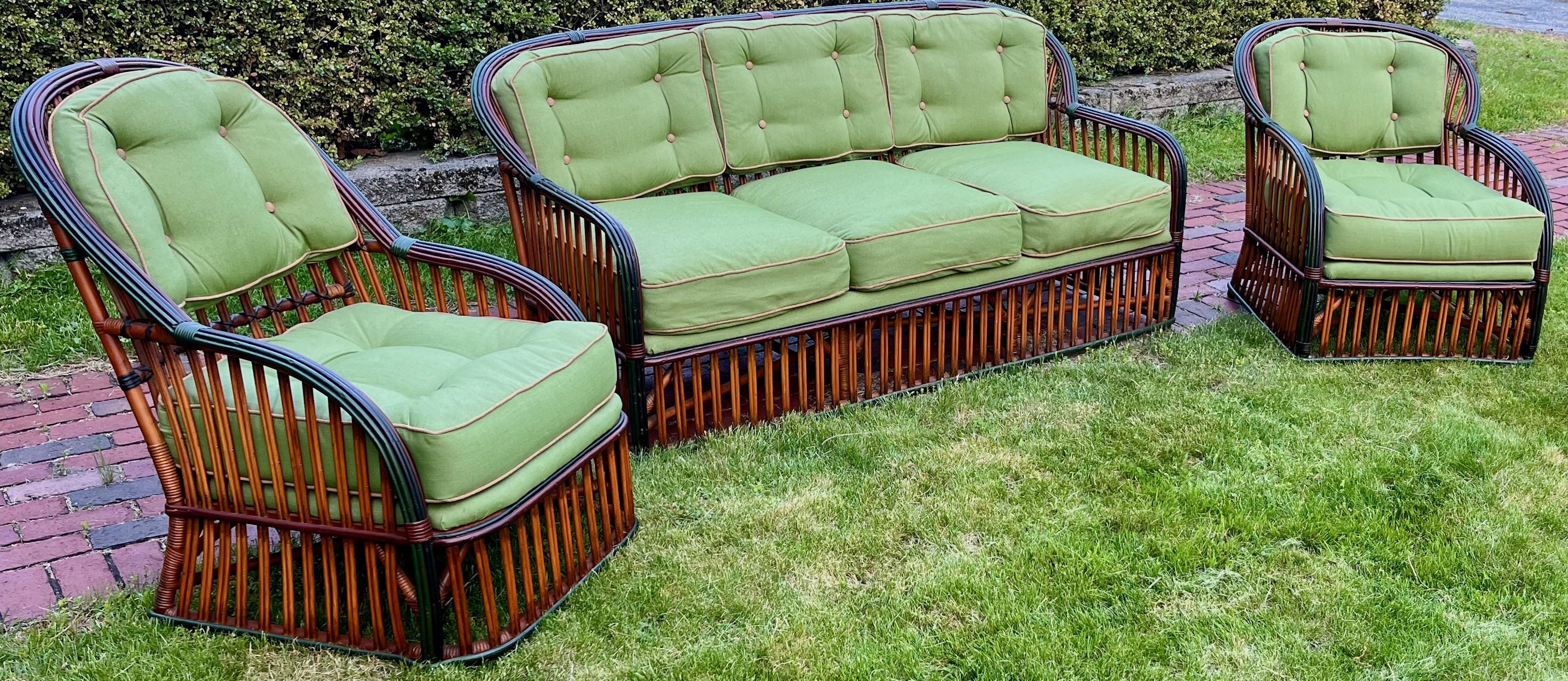Art Déco Una bellissima suite di tre pezzi abbinati di mobili in rattan con finitura naturale in vendita