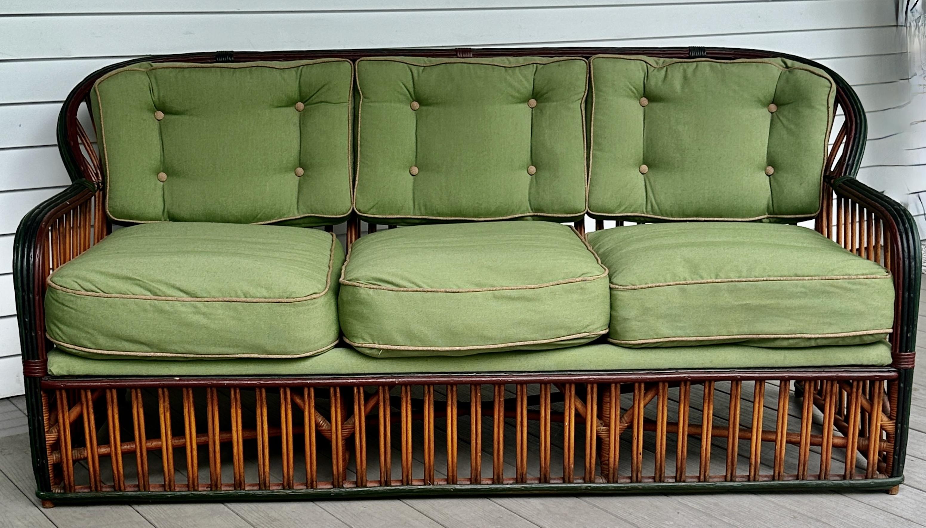 Americano Una bellissima suite di tre pezzi abbinati di mobili in rattan con finitura naturale in vendita