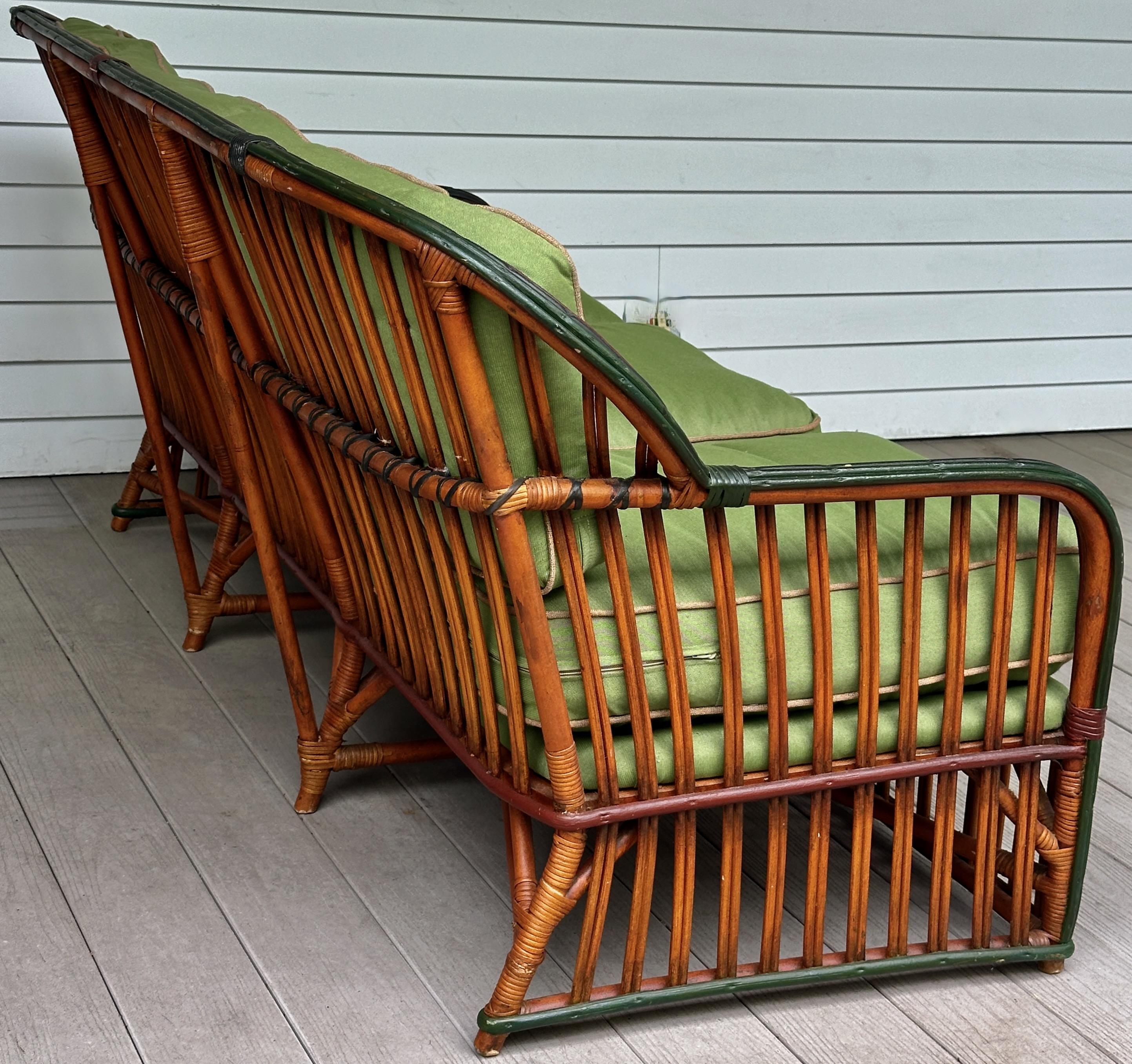 Mordenzato Una bellissima suite di tre pezzi abbinati di mobili in rattan con finitura naturale in vendita
