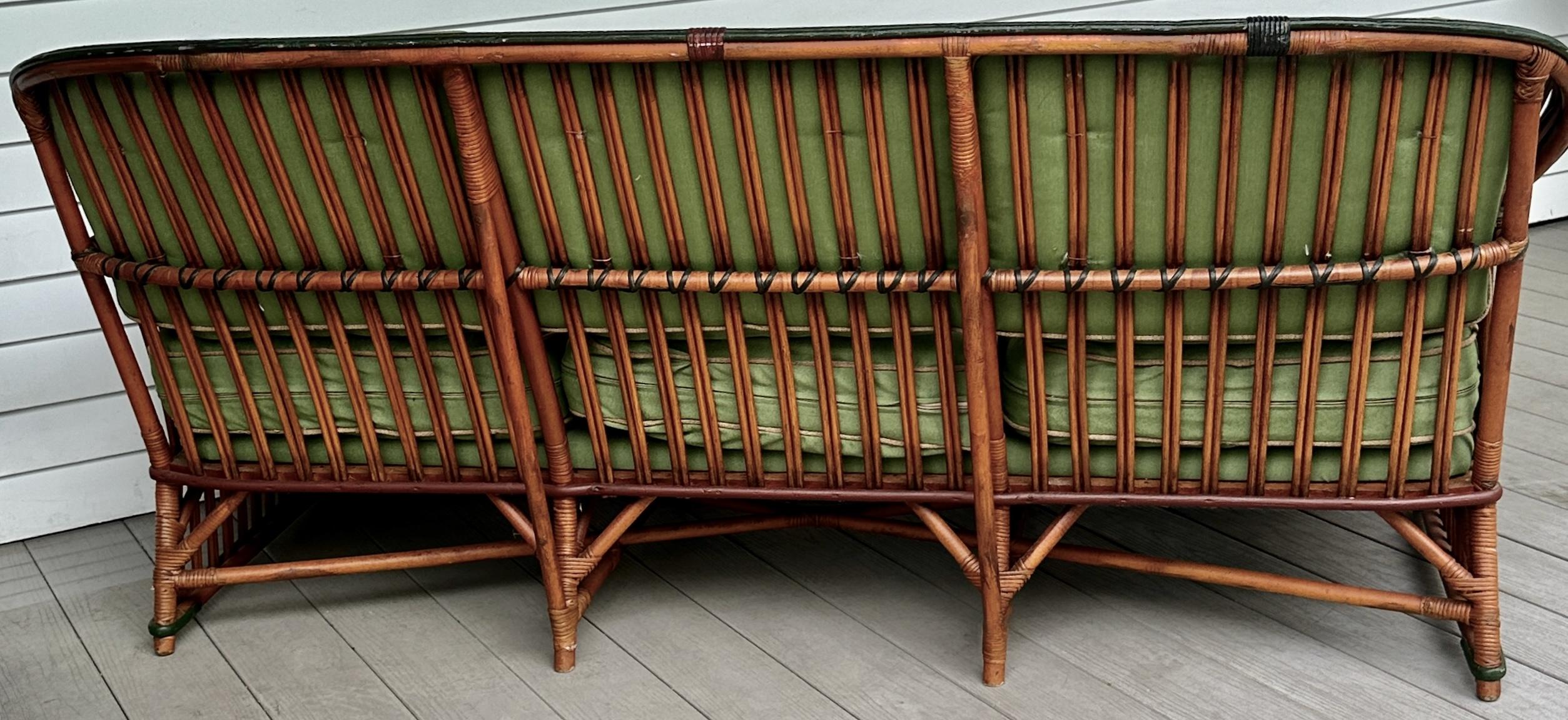 Una bellissima suite di tre pezzi abbinati di mobili in rattan con finitura naturale In condizioni buone in vendita a Nashua, NH