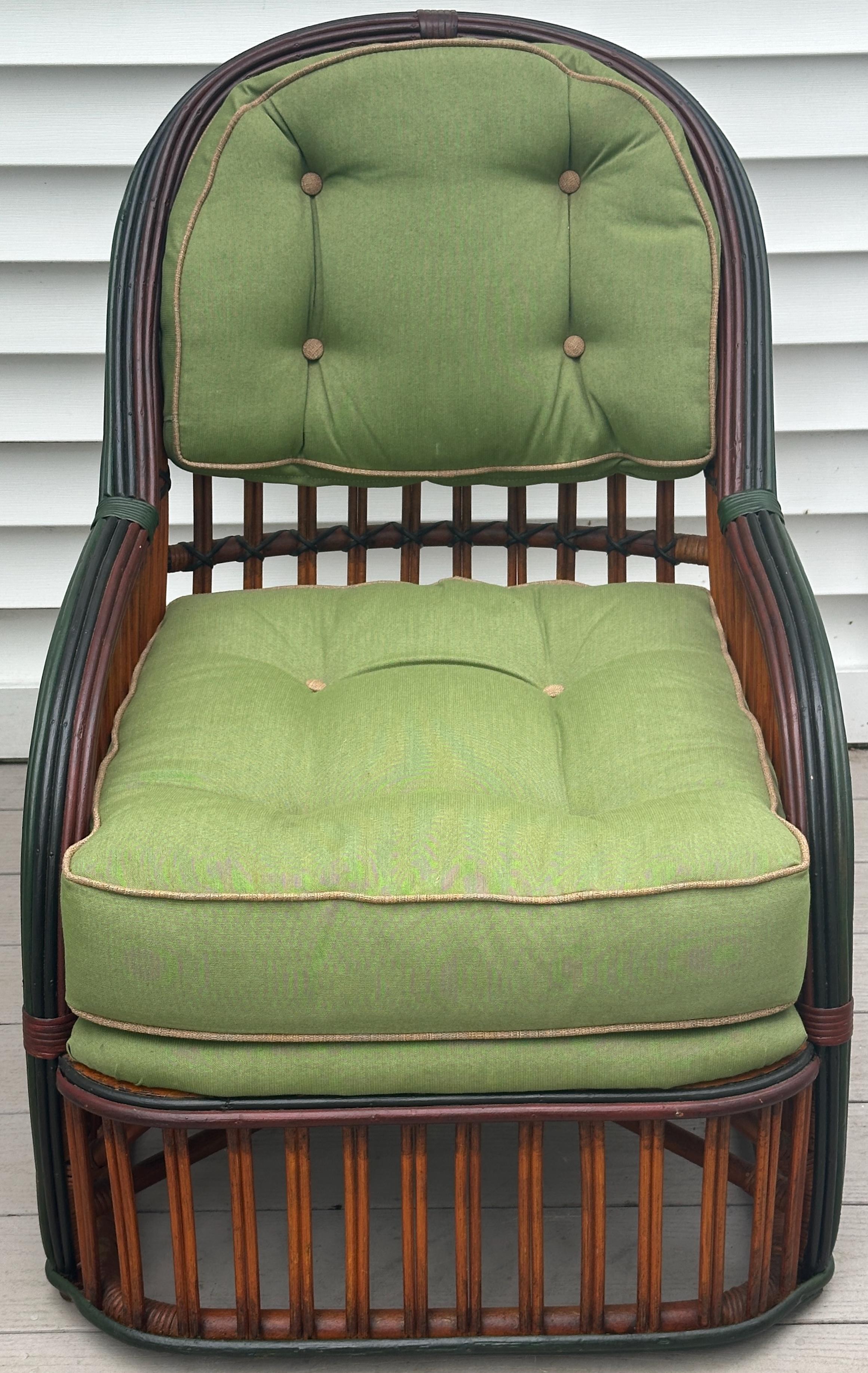 Tappezzeria Una bellissima suite di tre pezzi abbinati di mobili in rattan con finitura naturale in vendita