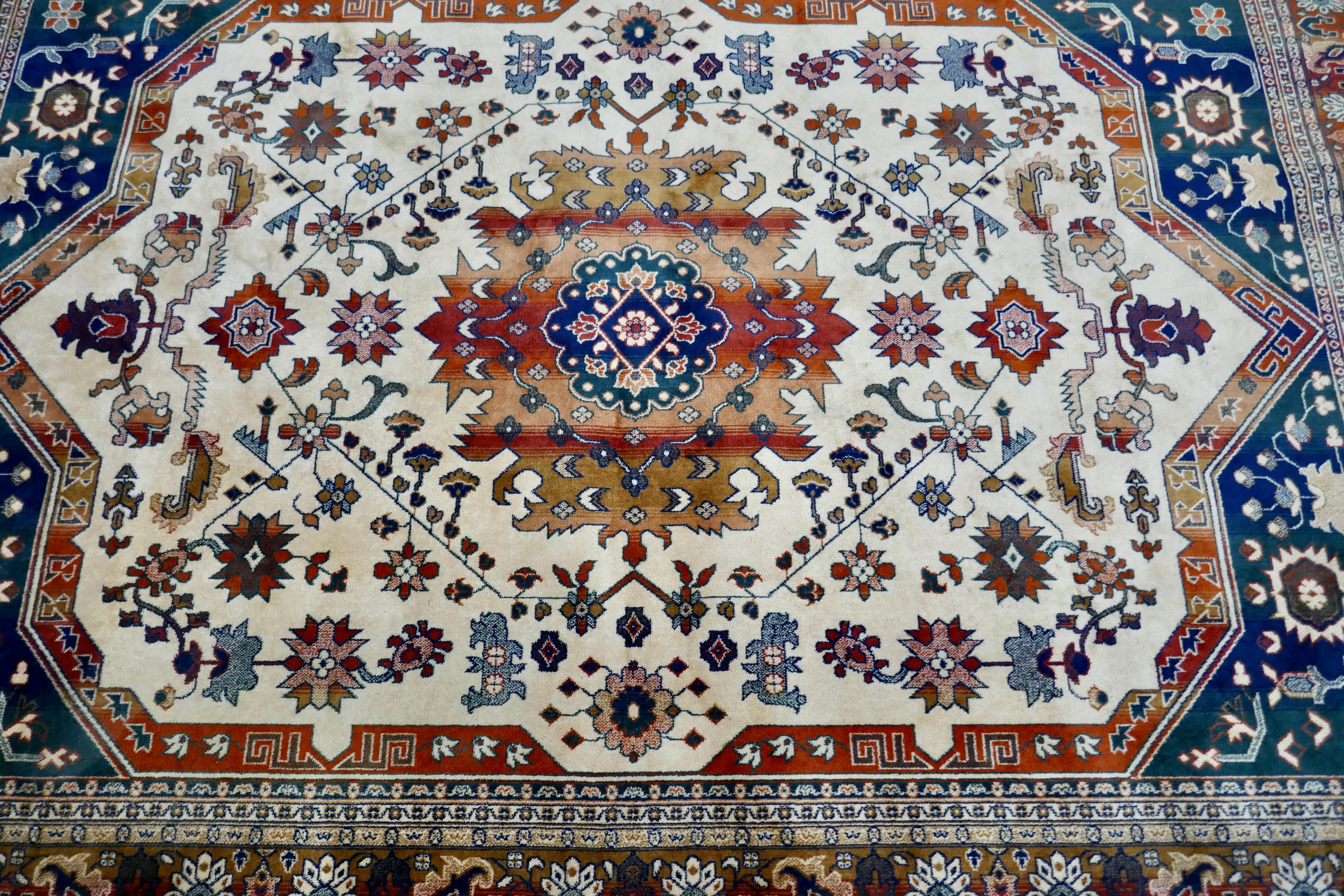 Anglo-indien Magnifique tapis traditionnel en soie arbre de vie en vente