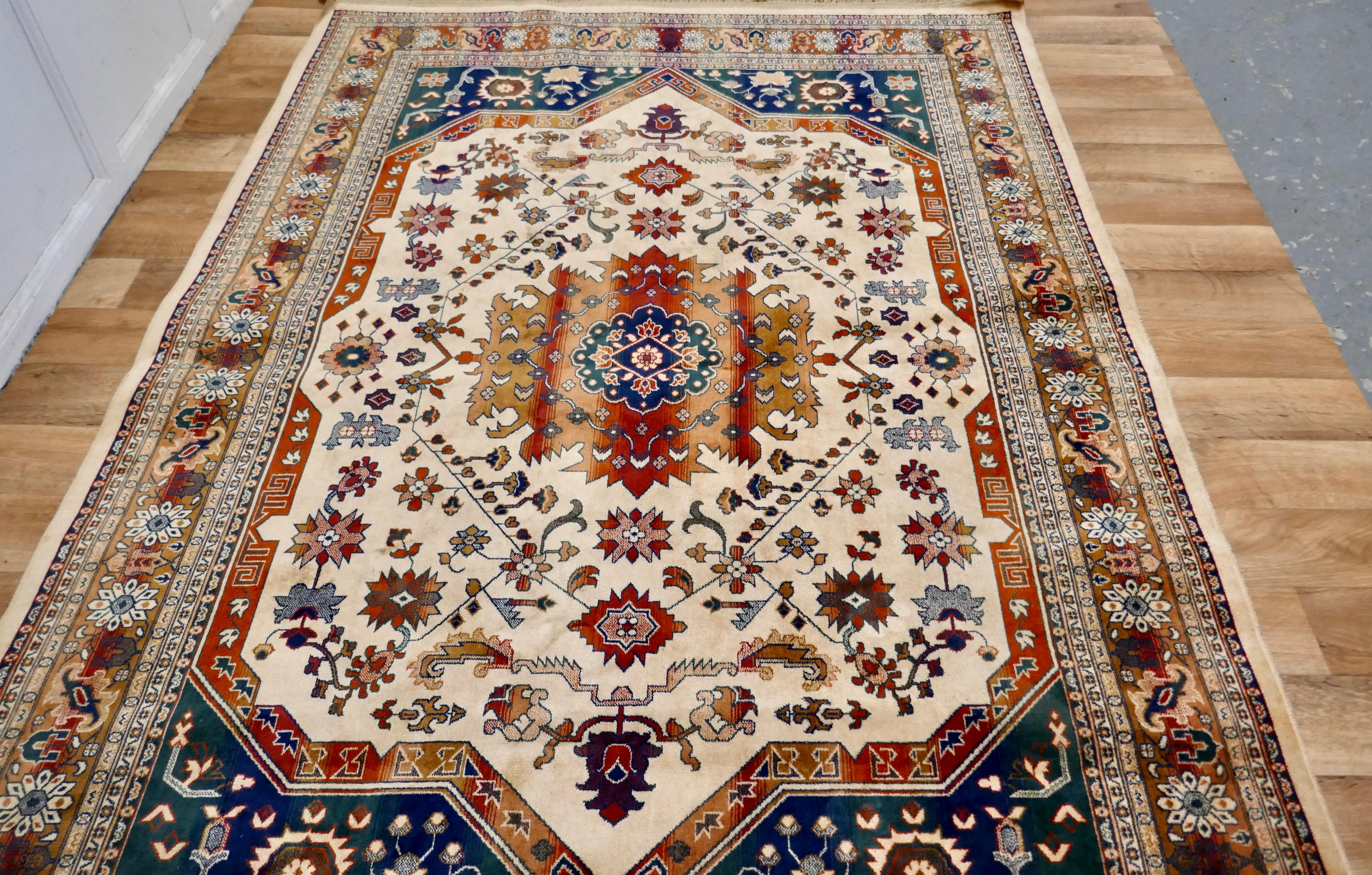 20ième siècle Magnifique tapis traditionnel en soie arbre de vie en vente