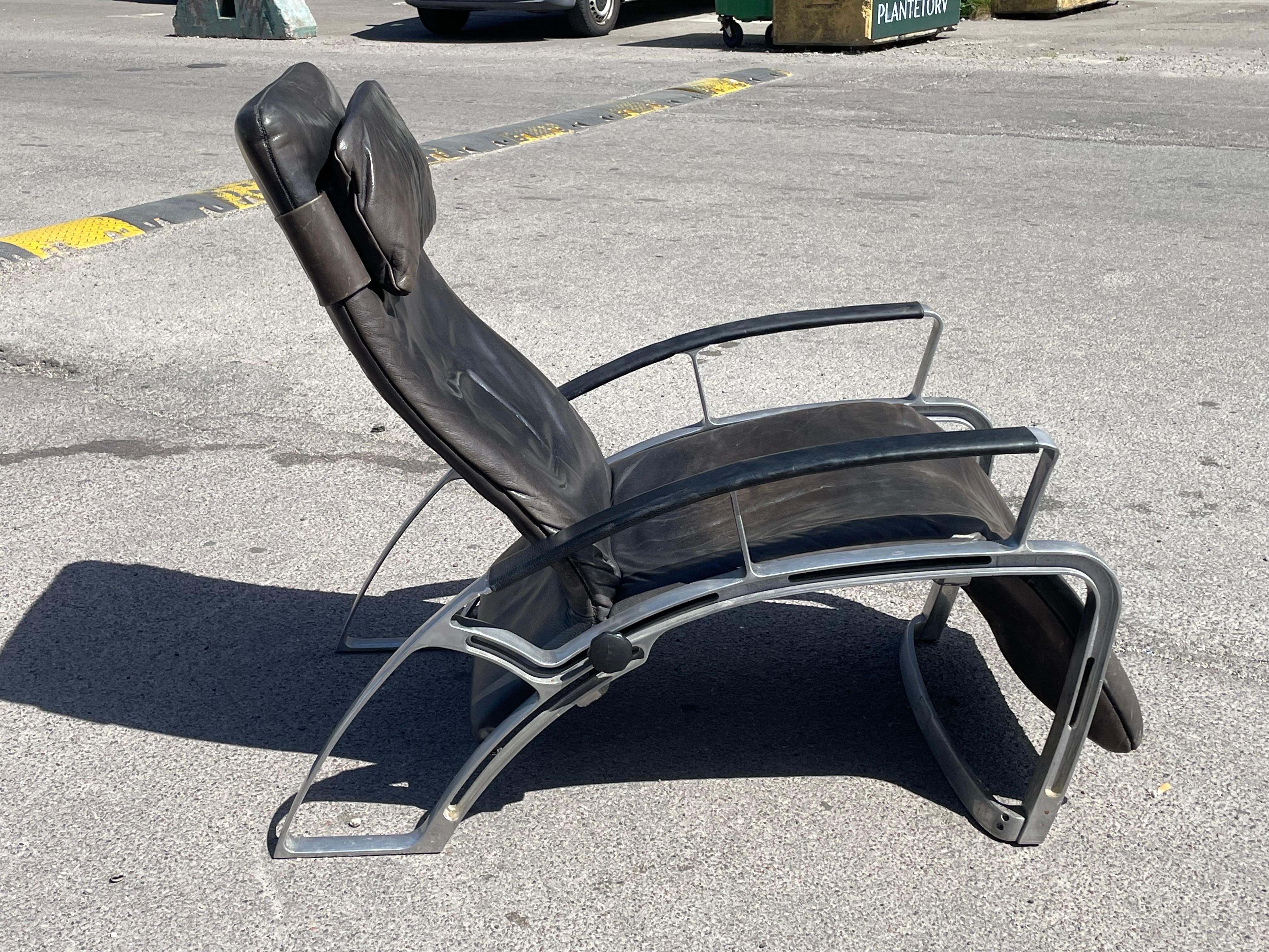 Voici la chaise longue IP84S, un véritable bijou du design moderne du milieu du siècle. Créée en 1984 par le célèbre designer Ferdinand A. Porsche, cette pièce exceptionnelle incarne parfaitement l'élégance et l'innovation de son époque. Fabriqué