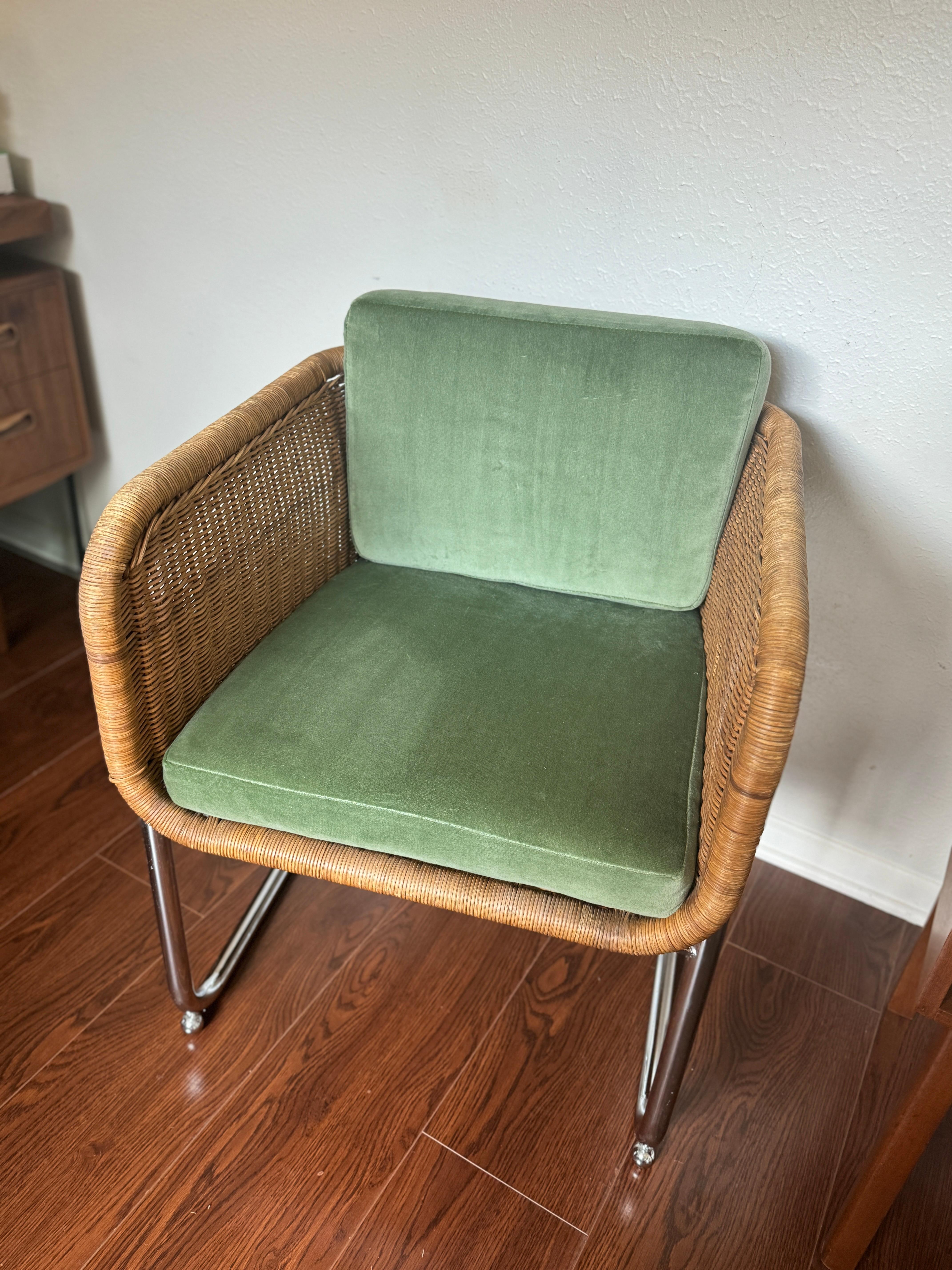 A beautiful vintage model D43 wicker and chrome cantilever chair In Good Condition In Houston, TX