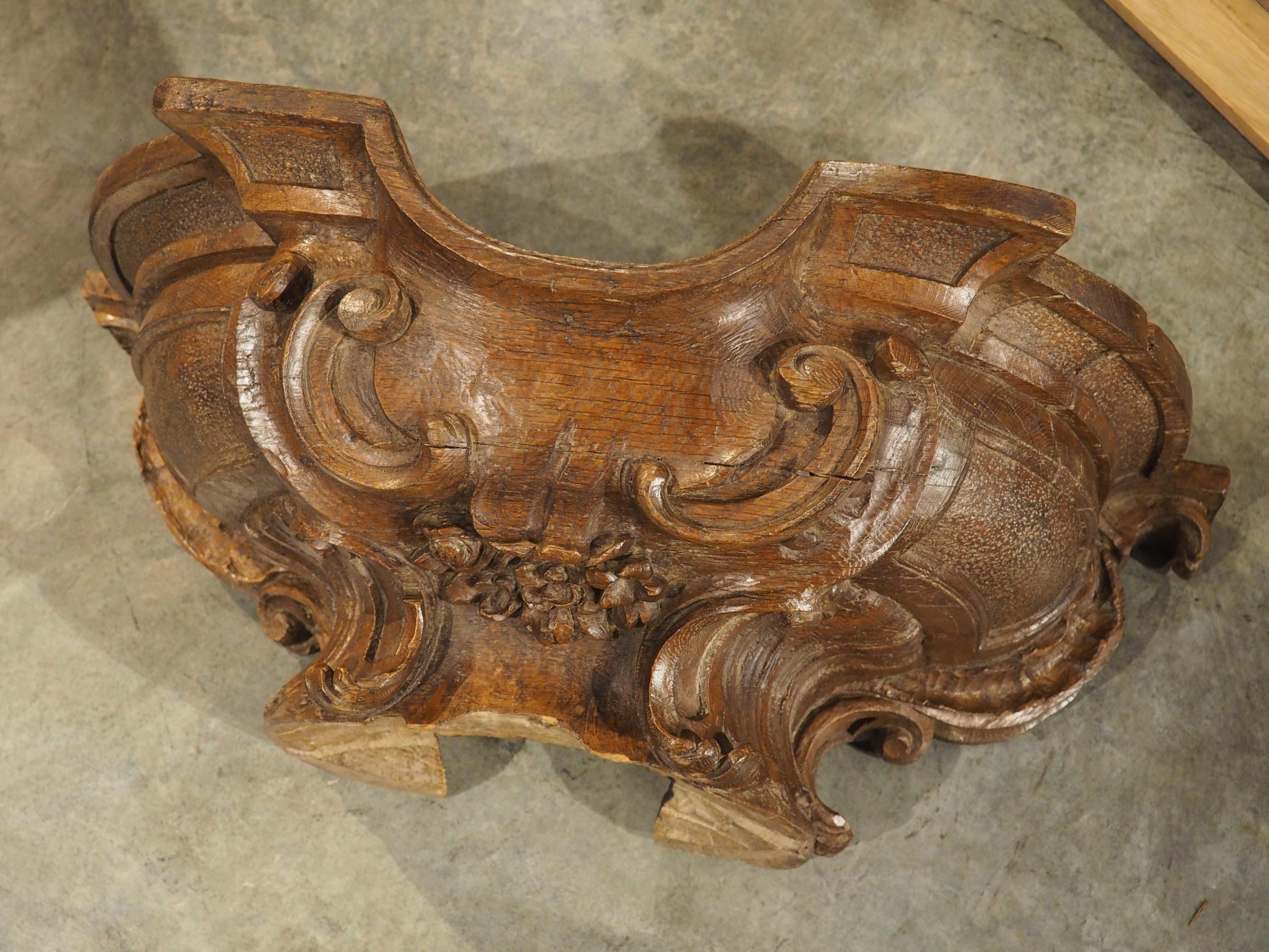 Weitere Informationen folgen in Kürze...

Handgeschnitzt um 1750, war diese schöne Eiche architektonischen einst Teil der Französisch boiserie Zimmer.  Der Raum enthielt Wandpaneele mit ähnlichen Blattwerkmotiven, wie z. B. die gadronierten und