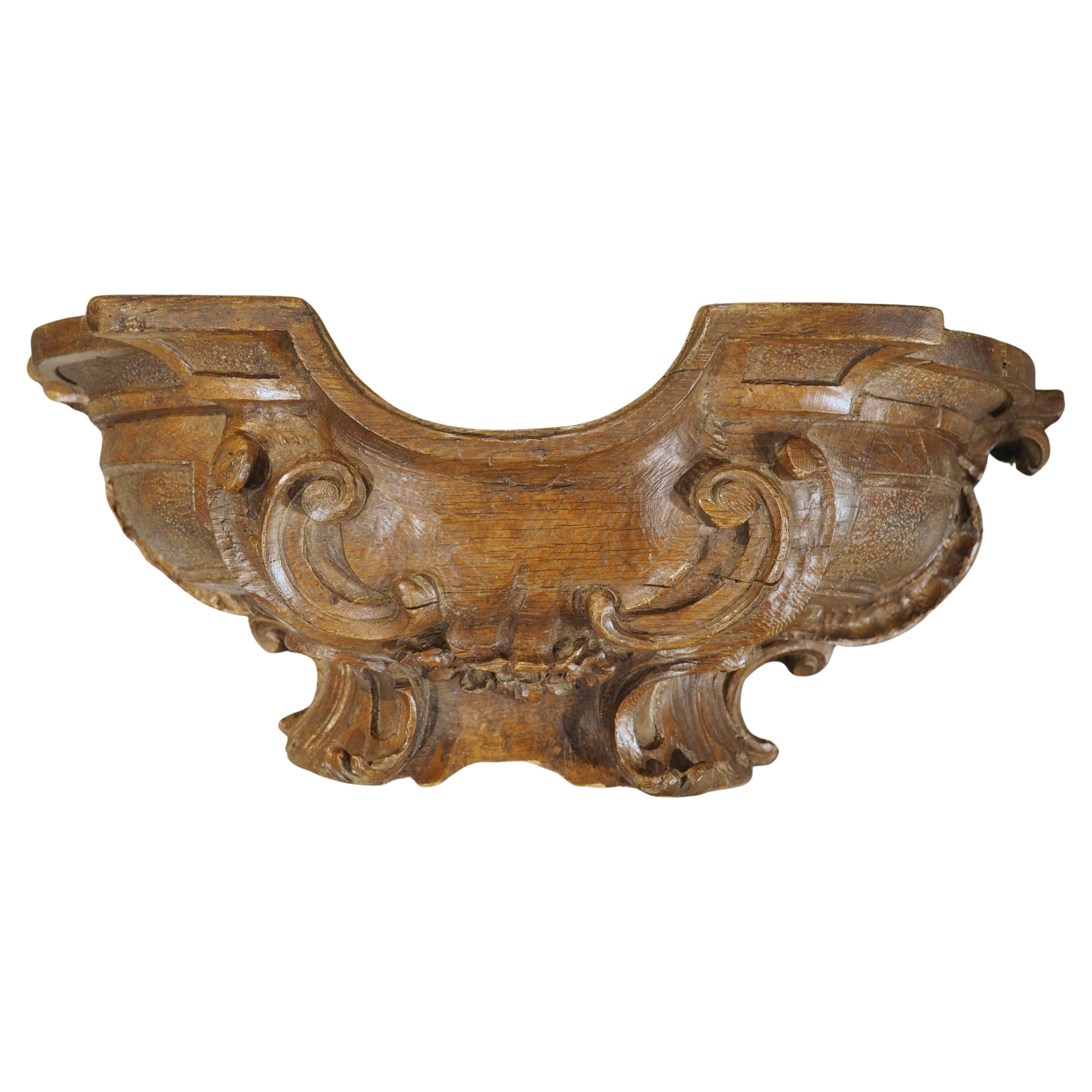 Un elemento di boiserie in Oak del 1750, splendidamente intagliato, proveniente dalla Francia
