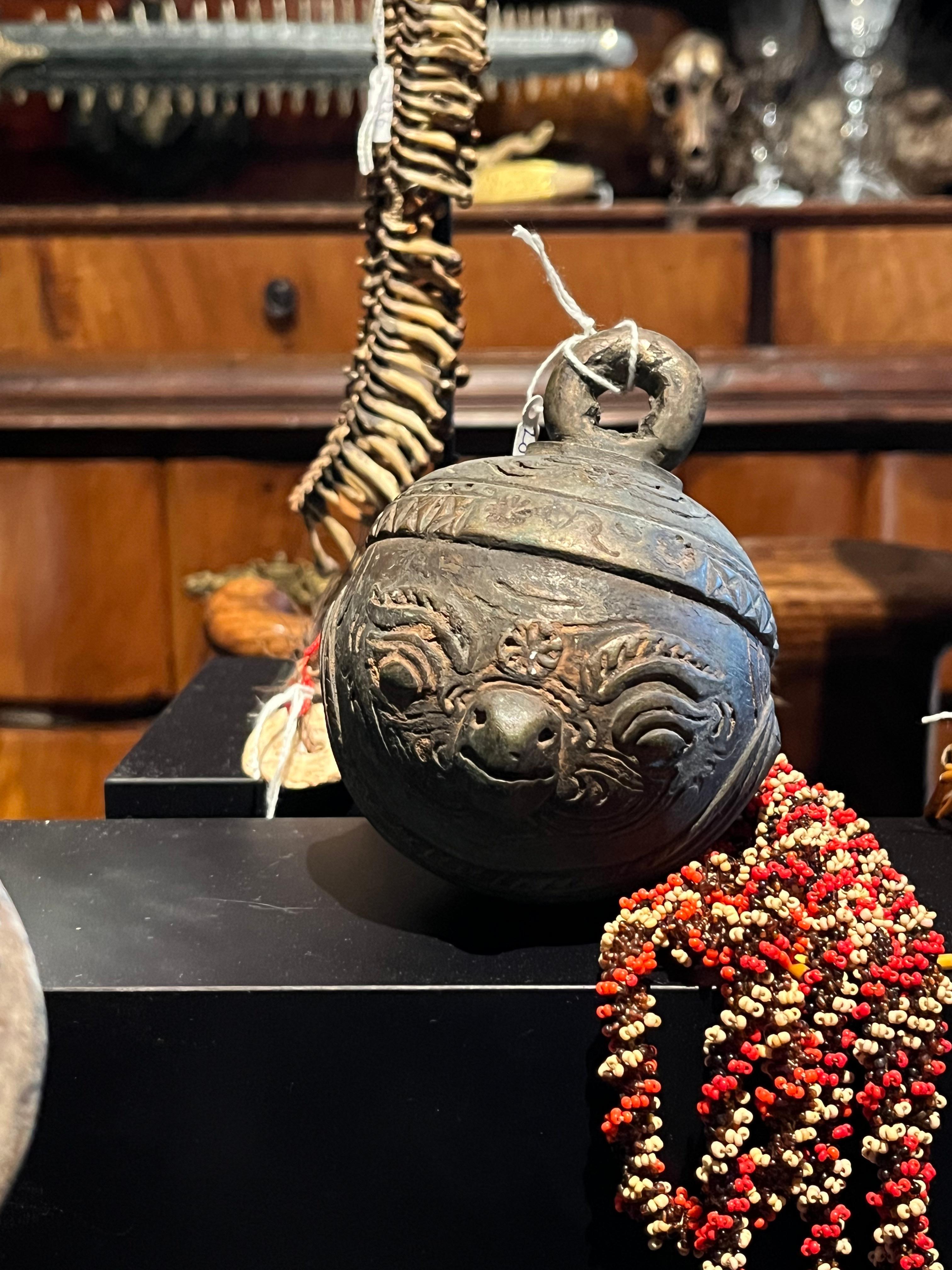 Carved A beautifully decorated Burmese bronze elephant bell For Sale