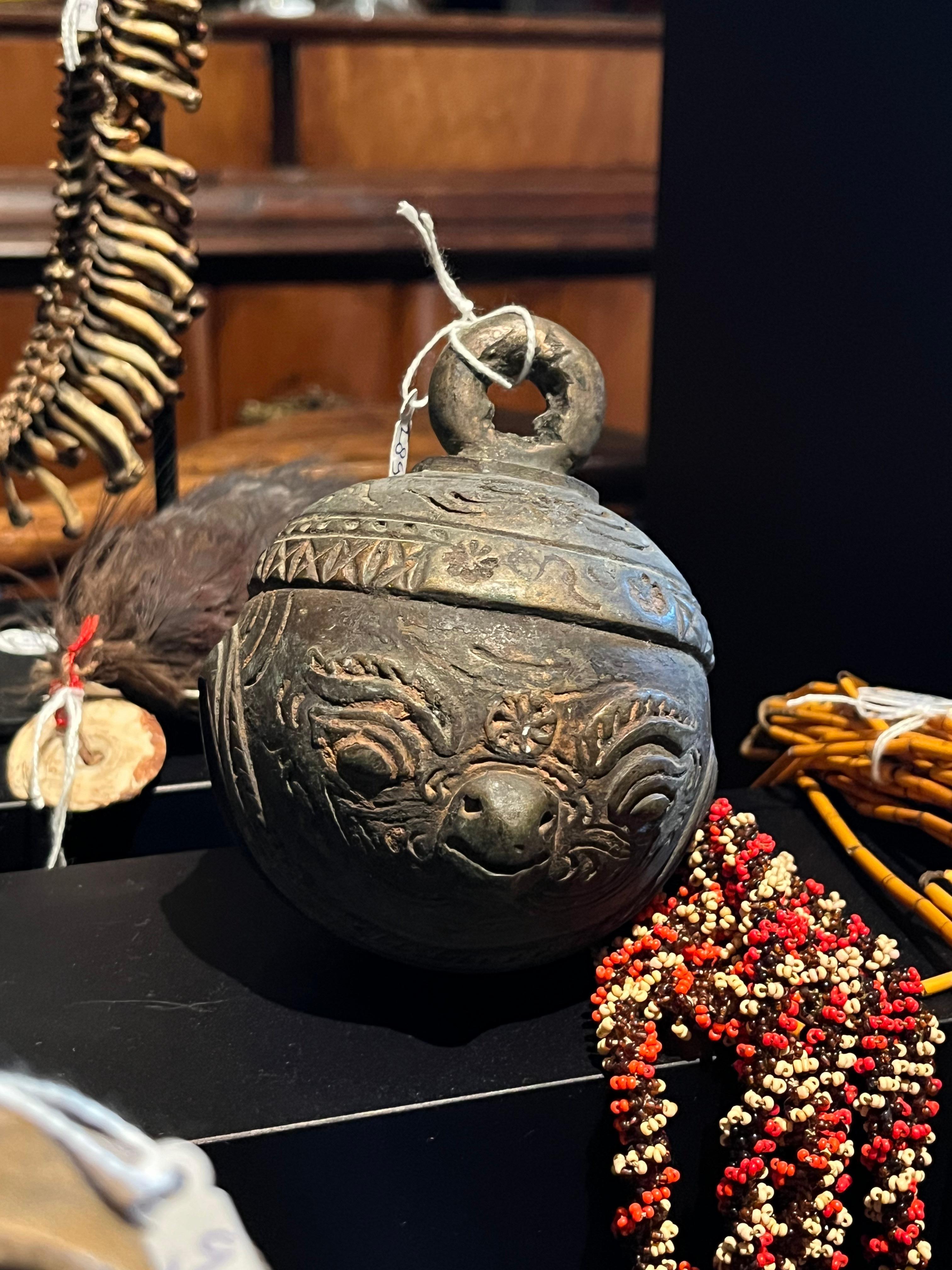 A beautifully decorated Burmese bronze elephant bell In Good Condition For Sale In Amsterdam, NL